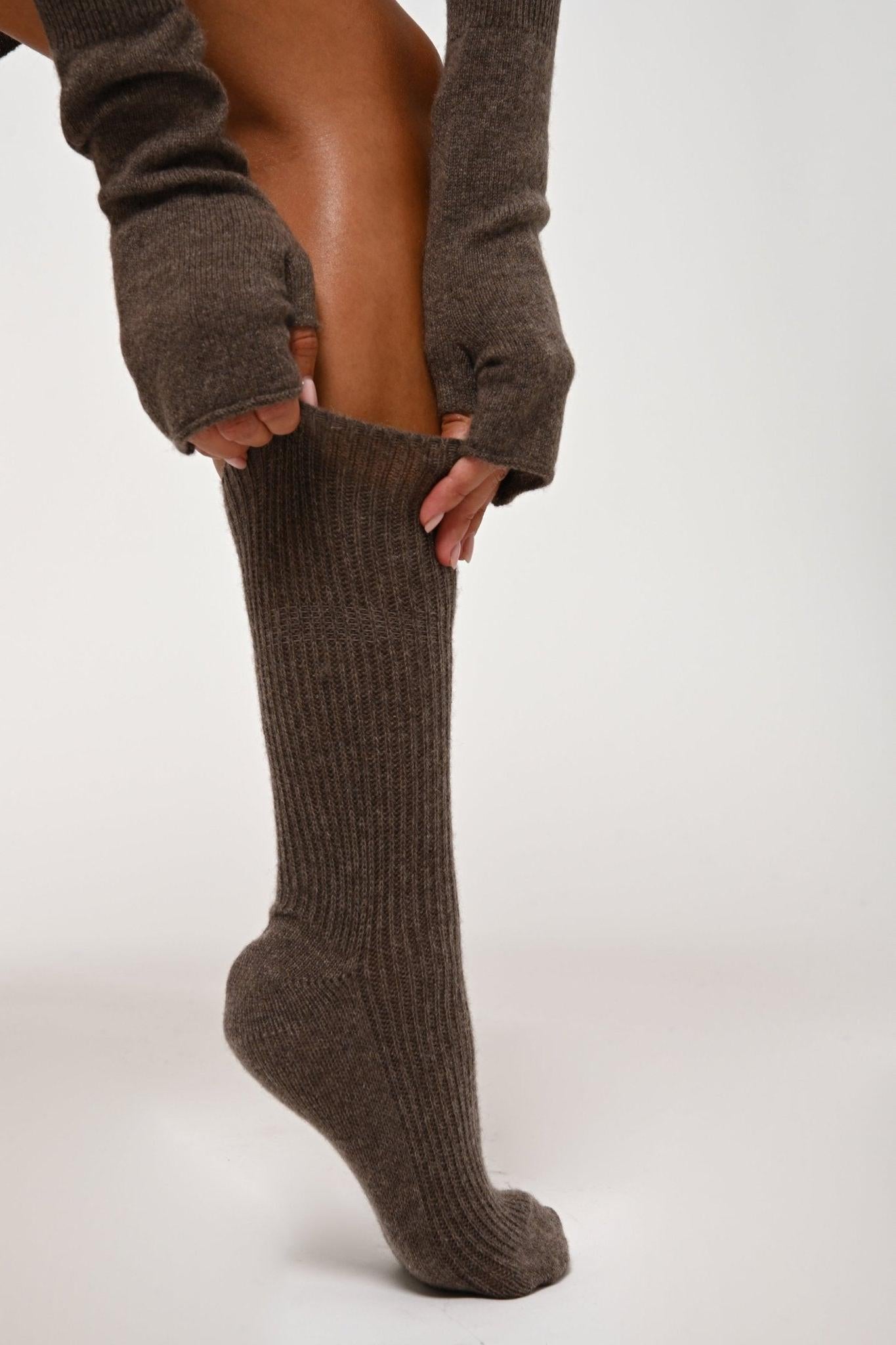 CHEWILA 4-count taupe mottled socks 100% cashmere