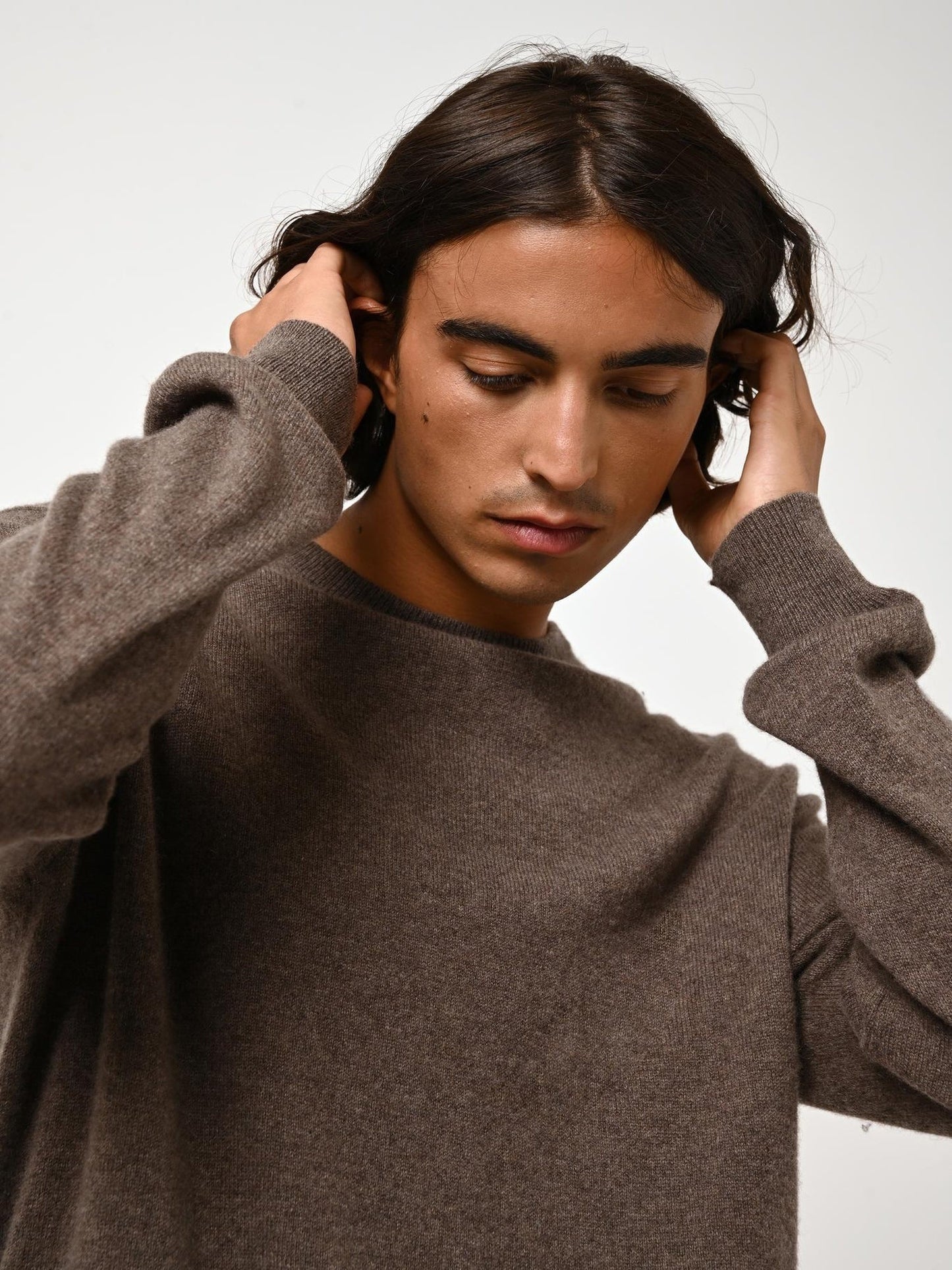 AIGLIÈRE Rundhalspullover aus meliertem Taupe, 100 % Kaschmir