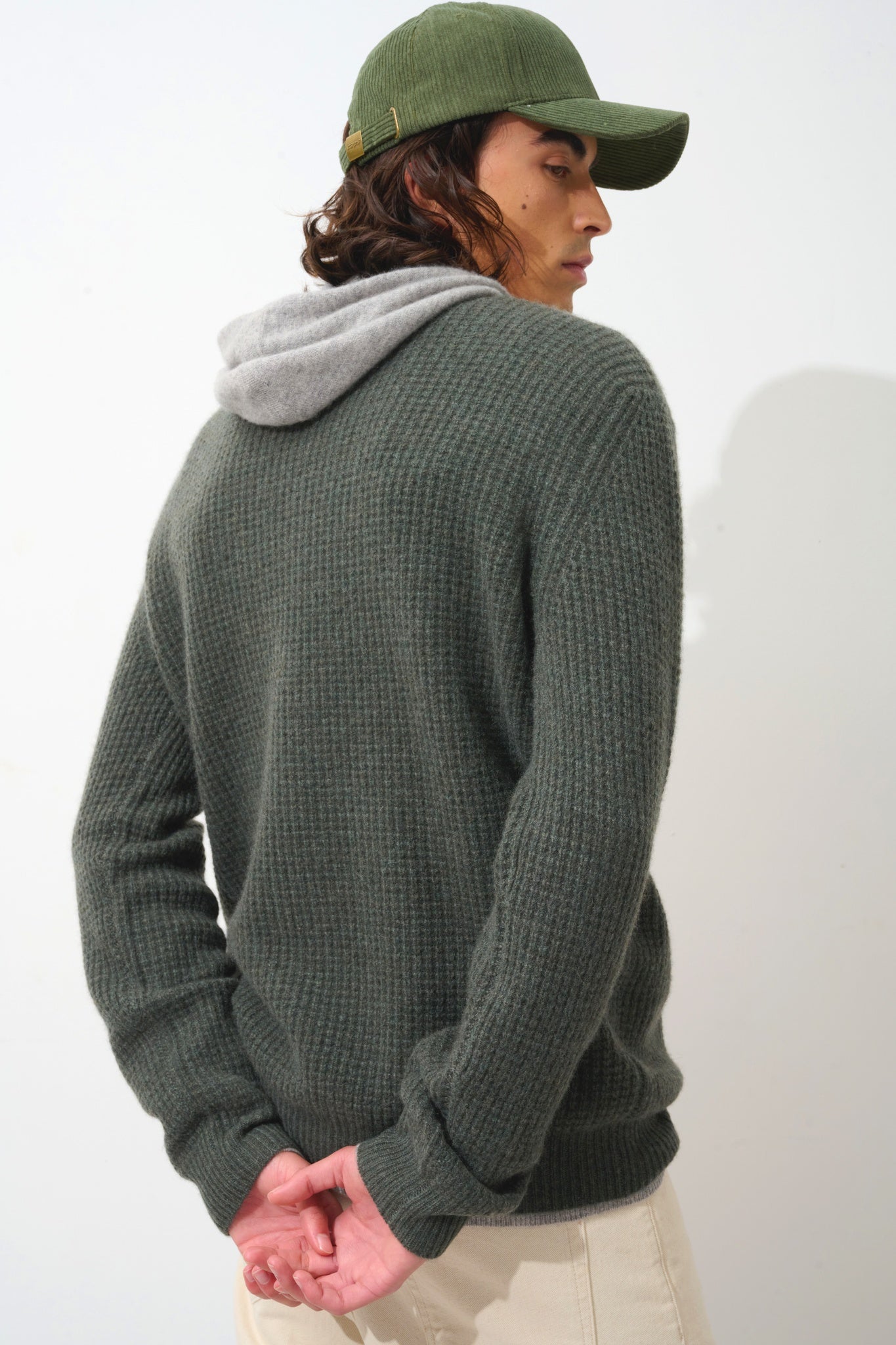 AKSEL Pullover mit Rundhalsausschnitt 4 Fäden khaki meliert 100% Kaschmir