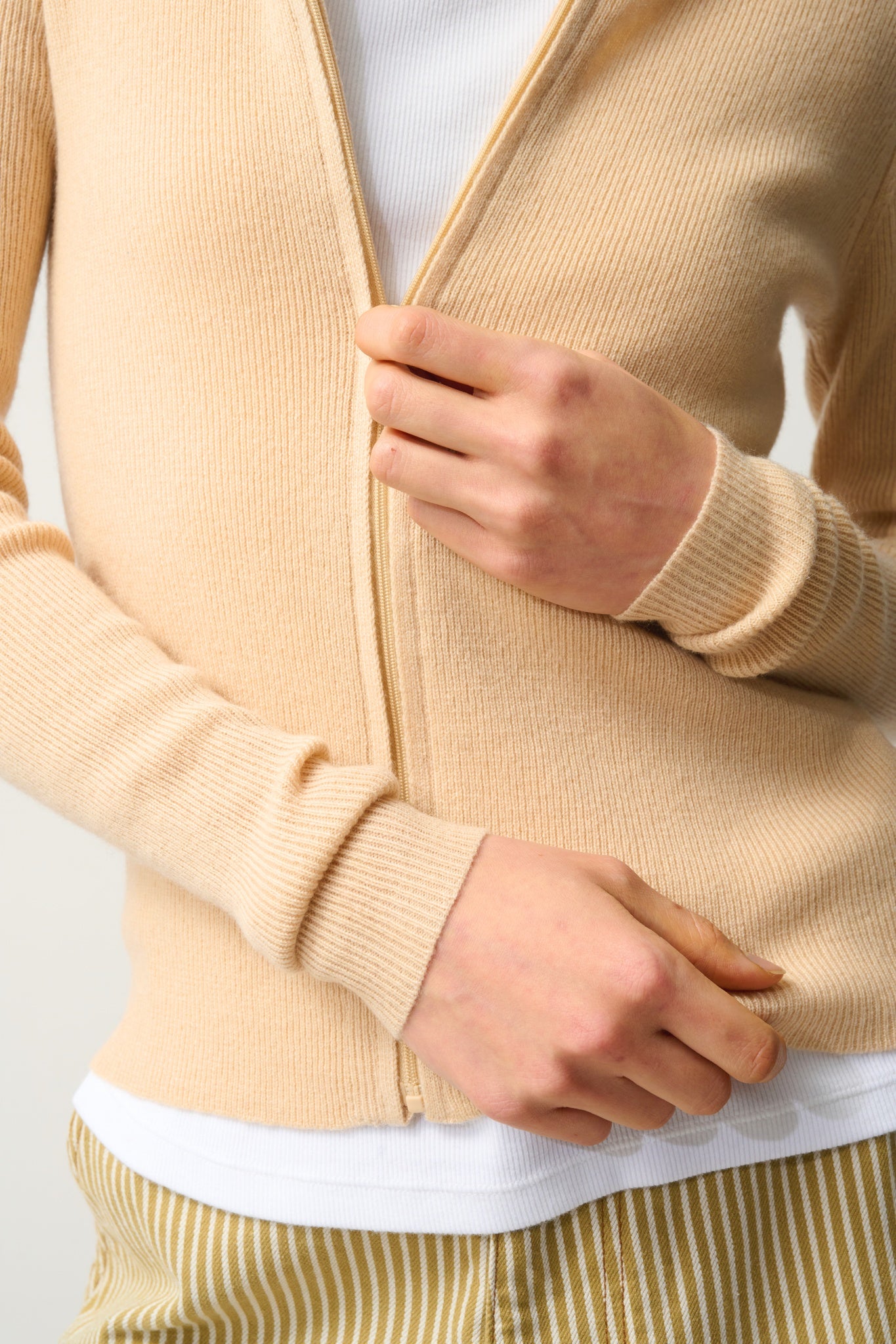 ALBERTE gilet zippé col montant beige 100% cachemire