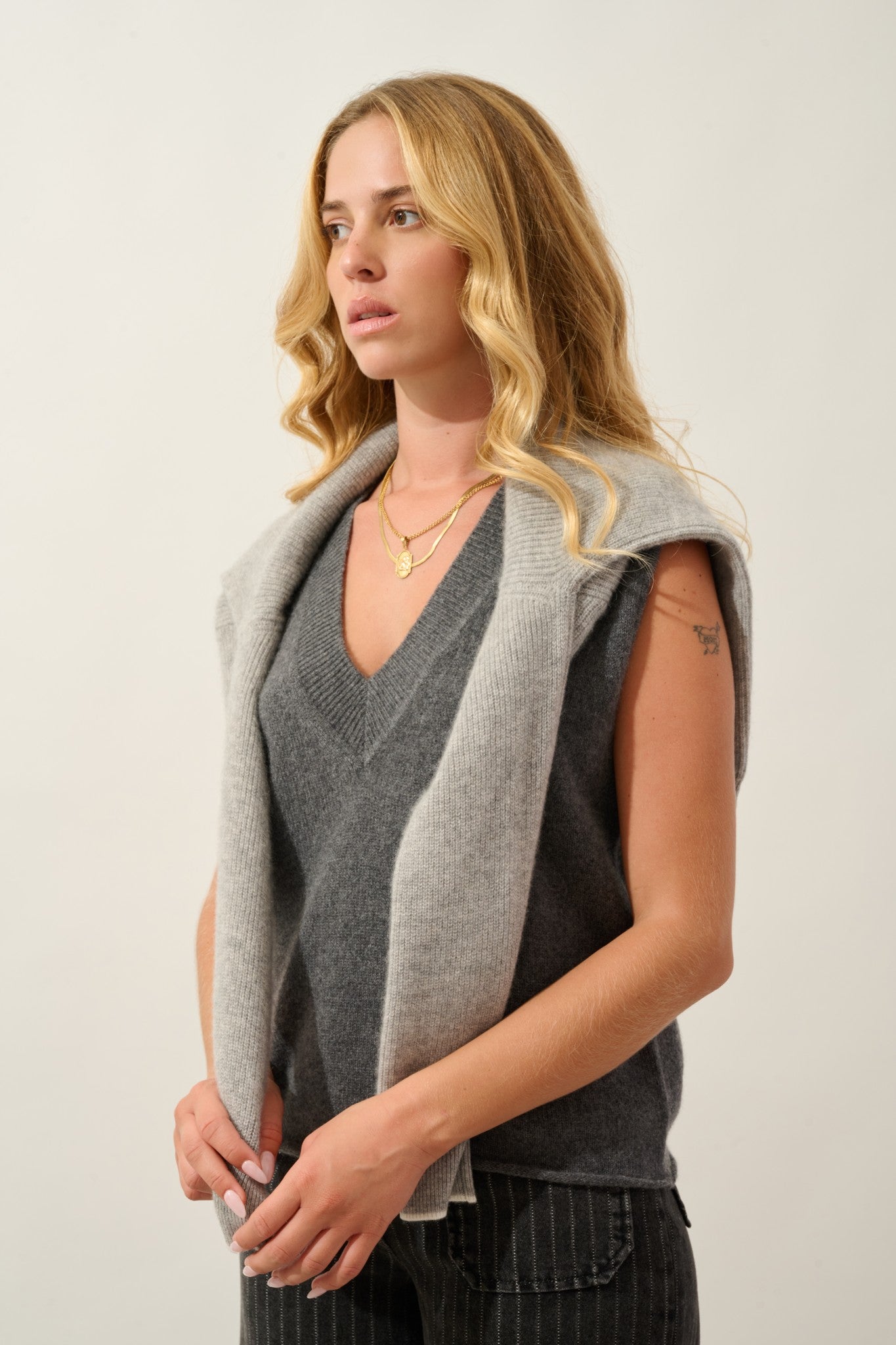 amelie pull col v sans manches 4 fils anthracite chiné 100% cachemire