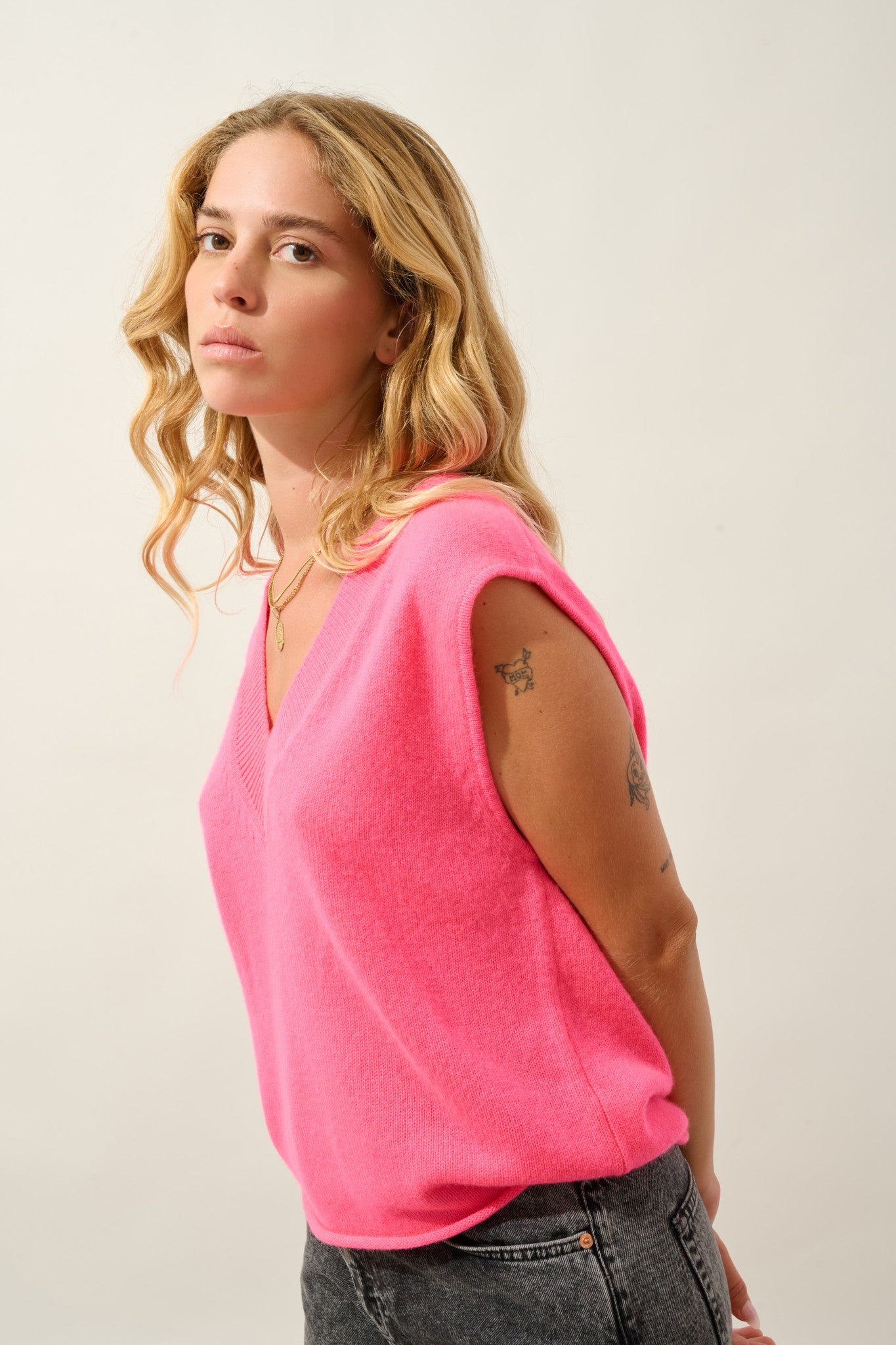 amelie pull col v sans manches 4 fils rose fluo 100% cachemire