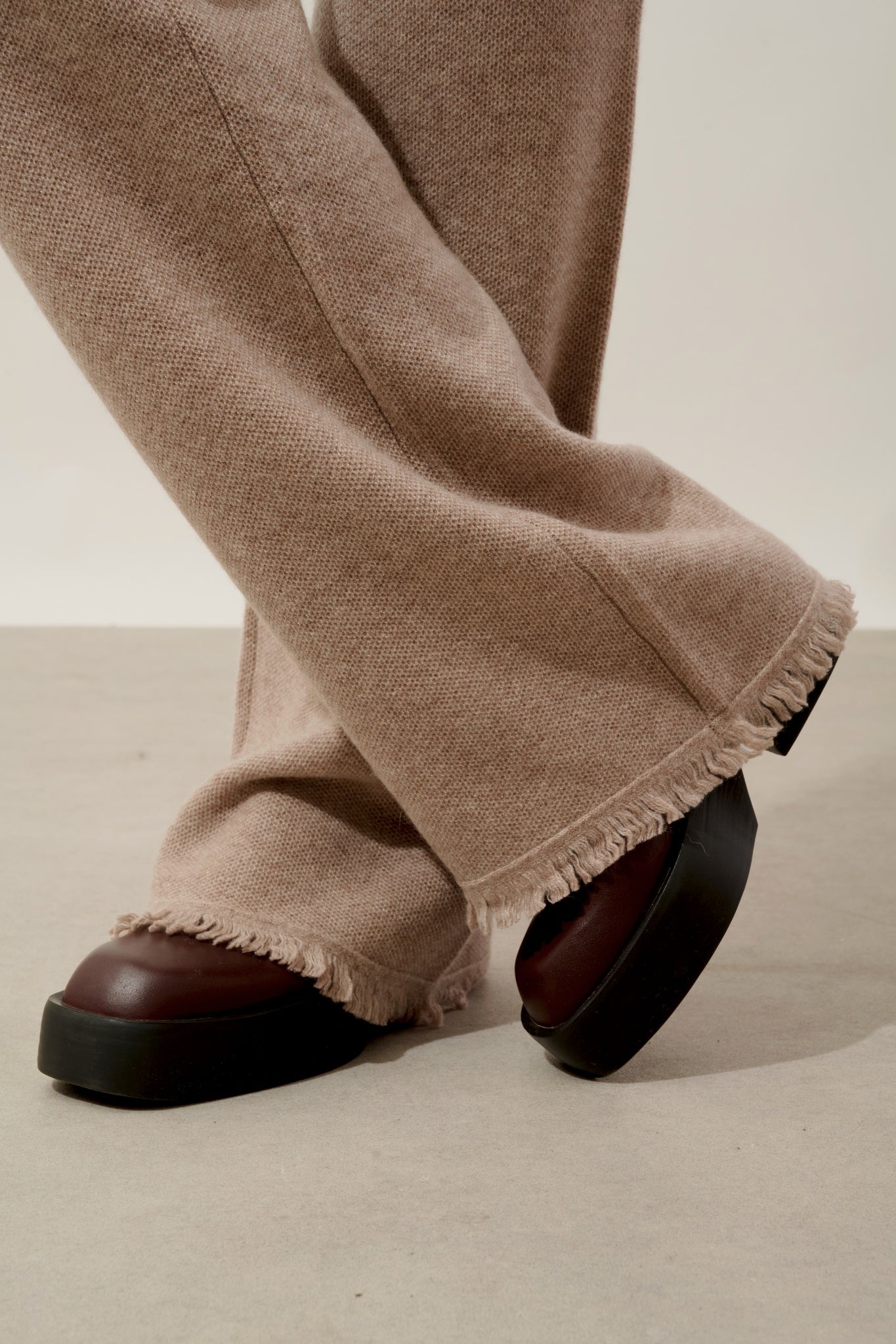 ANGUSTIA pantalon évasé taupe clair chiné 100% cachemire