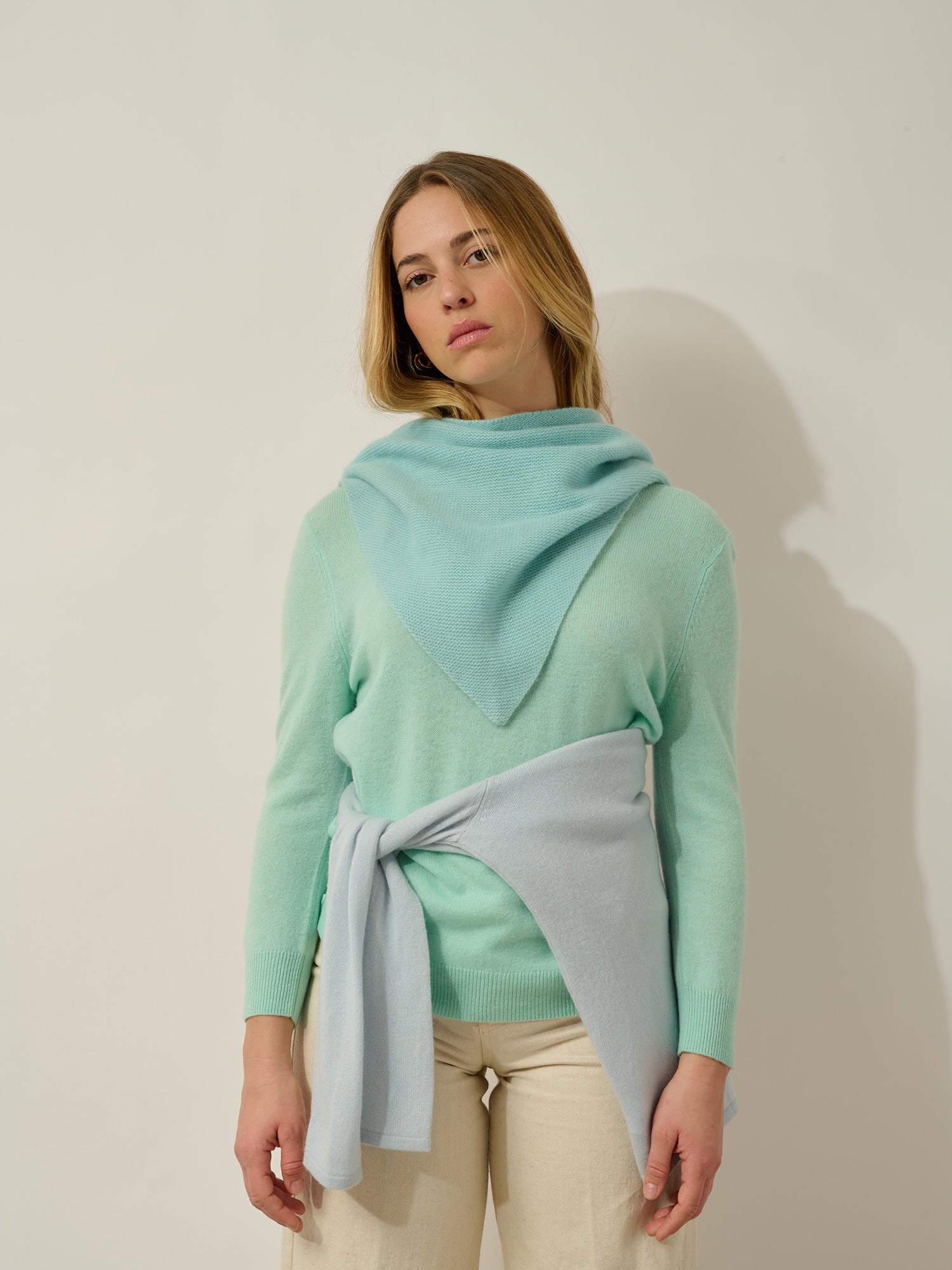 ARELIS écharpe triangle avec franges 4 fils aqua 100% cachemire