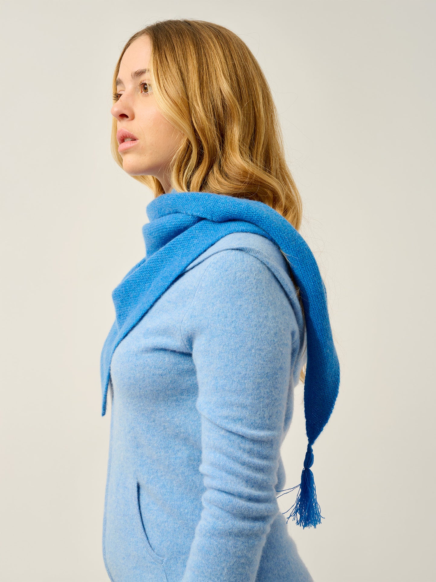 ARELIS écharpe triangle avec franges 4 fils bleu électrique 100% cachemire