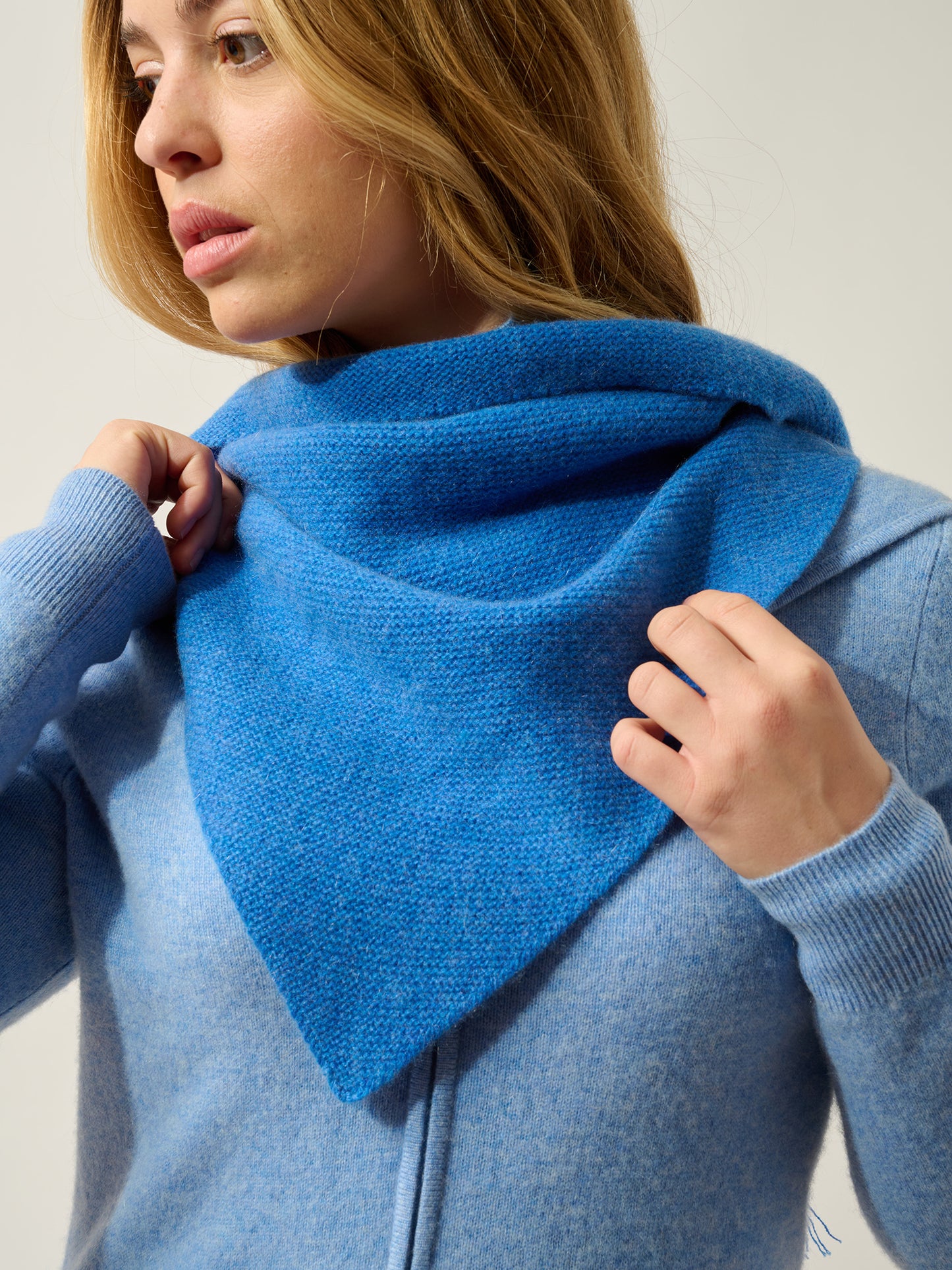 ARELIS écharpe triangle avec franges 4 fils bleu électrique 100% cachemire