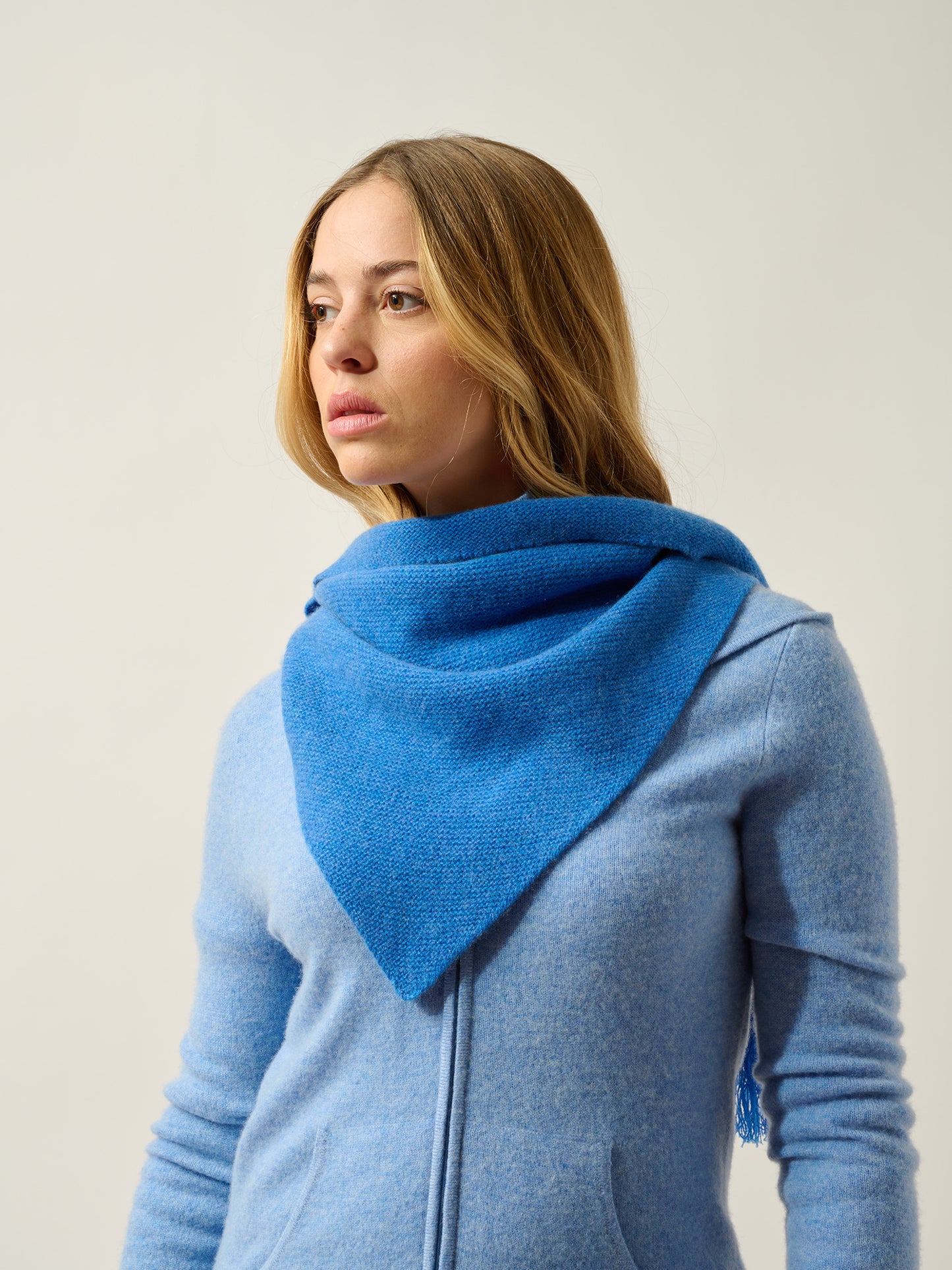 ARELIS écharpe triangle avec franges 4 fils bleu électrique 100% cachemire