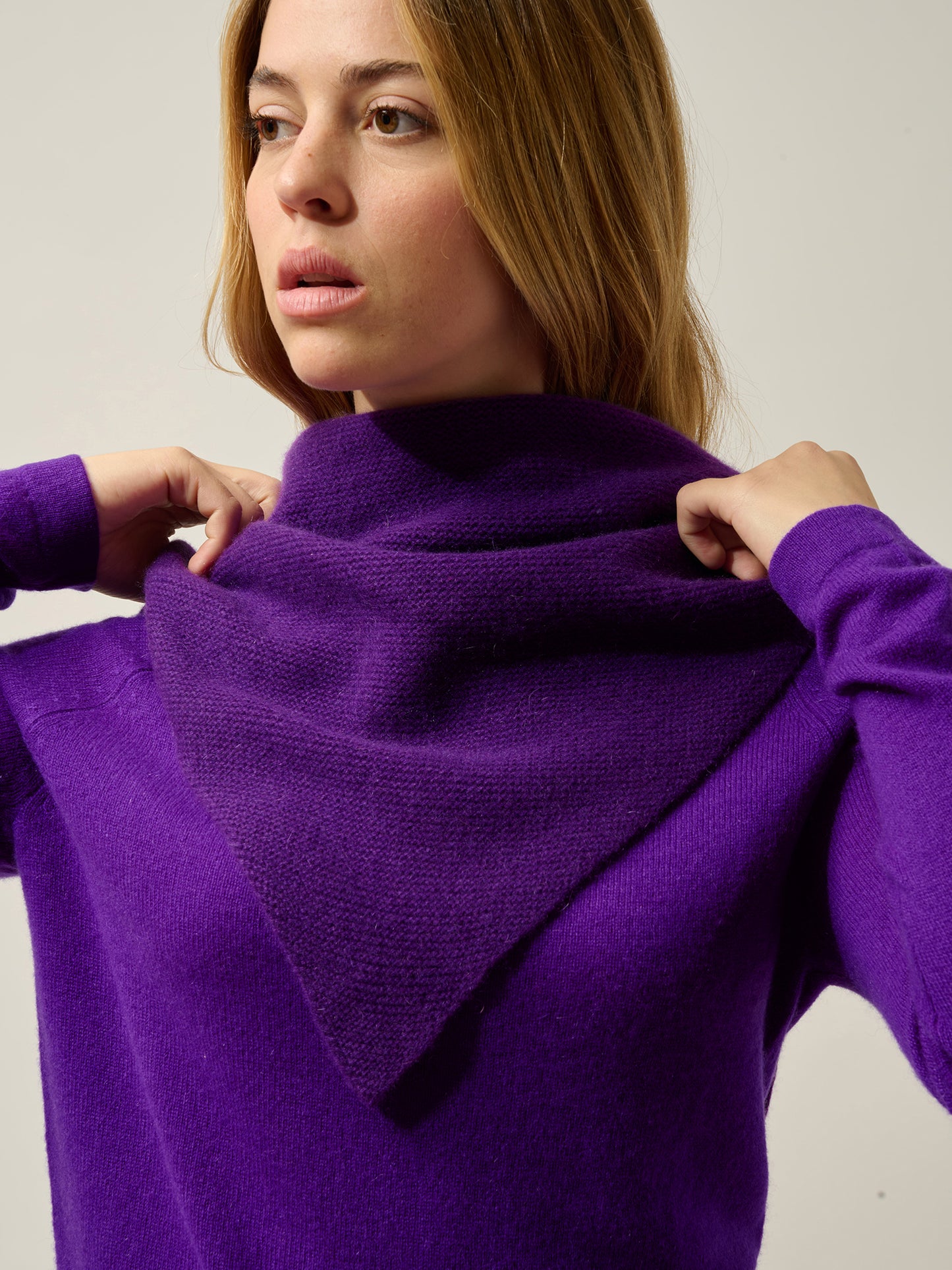 ARELIS écharpe triangle avec franges 4 fils violette 100% cachemire