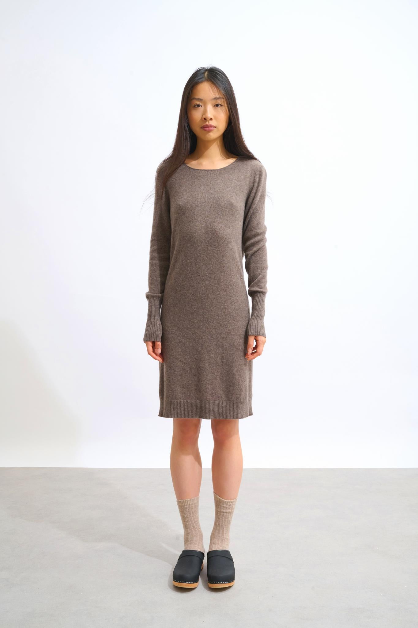 ARMET Rundhalskleid in meliertem Taupe, 100 % Kaschmir
