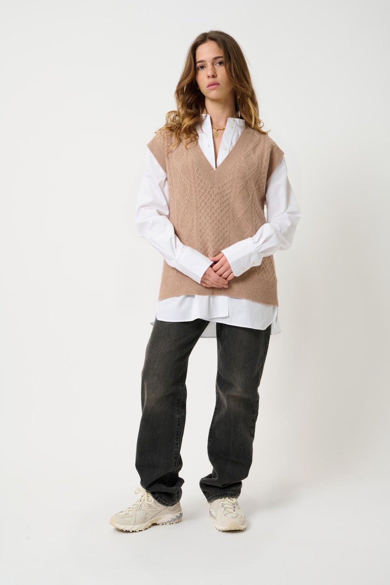 ASLOG 4-thread camel sleeveless v-neck sweater 100% cashmere