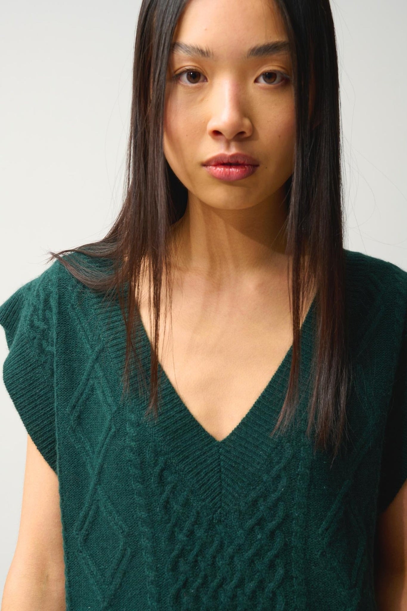 ASLOG 4-thread cypress sleeveless v-neck sweater 100% cashmere