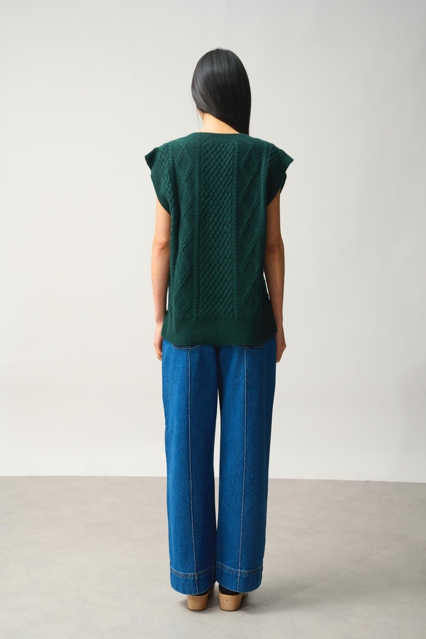 ASLOG 4-thread cypress sleeveless v-neck sweater 100% cashmere