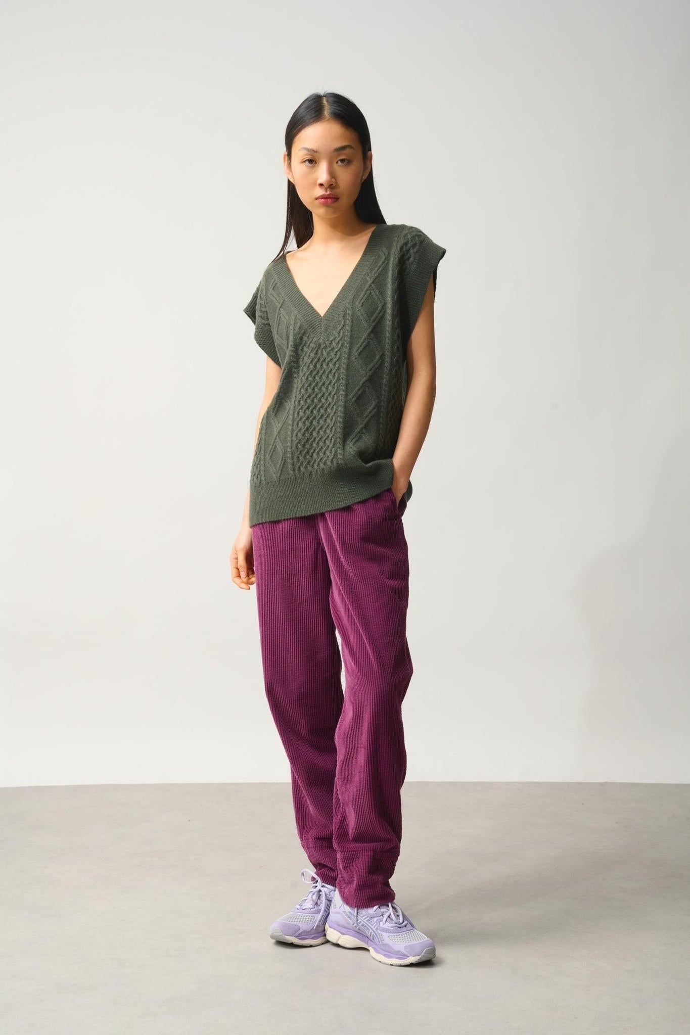 ASLOG 4-thread khaki sleeveless v-neck sweater 100% cashmere