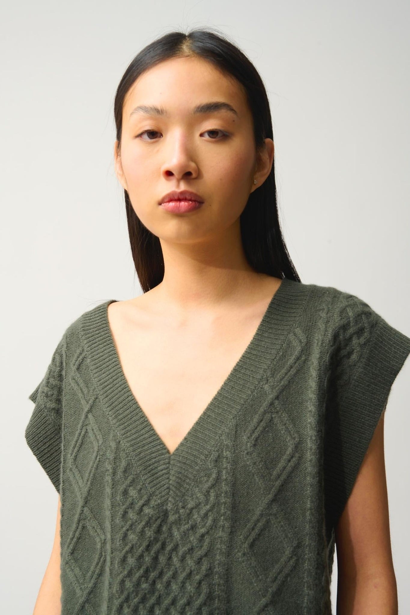 ASLOG 4-thread khaki sleeveless v-neck sweater 100% cashmere