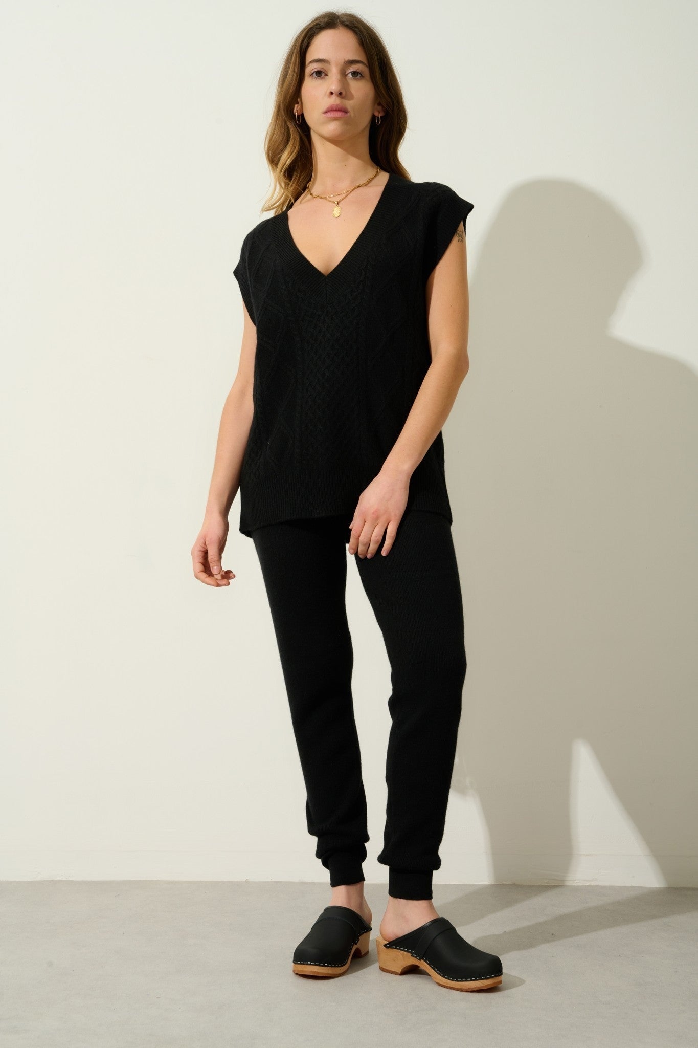 aslog pull col v sans manches 4 fils noir 100% cachemire