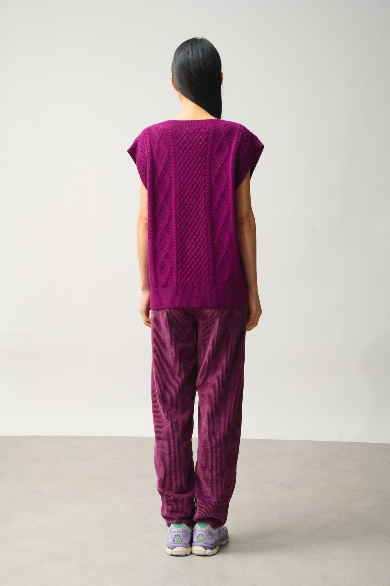ASLOG 4-thread plum sleeveless v-neck sweater 100% cashmere
