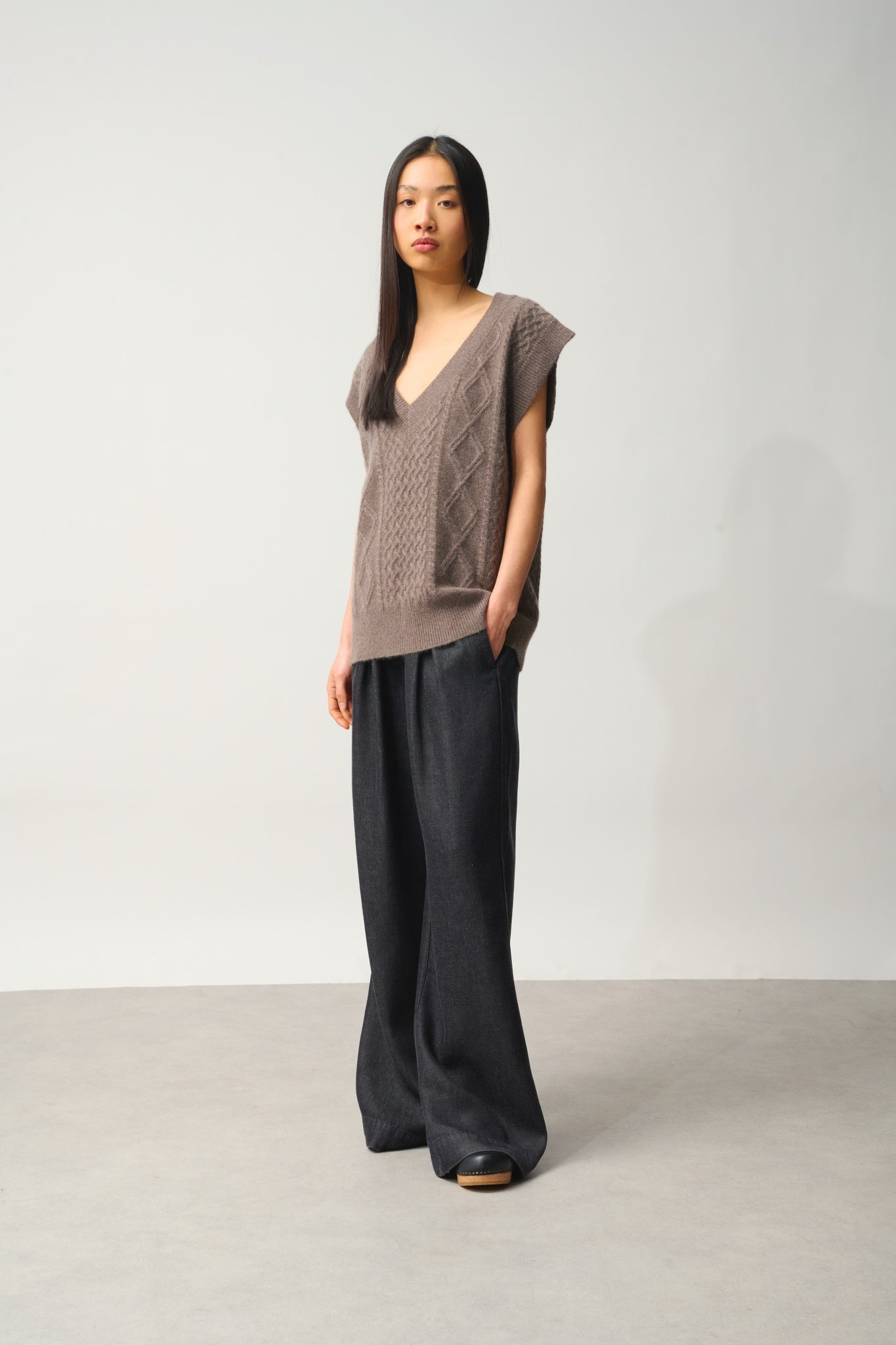 ASLOG Pullover mit V-Ausschnitt ohne Ärmel 4 Fäden taupe meliert 100% Kaschmir