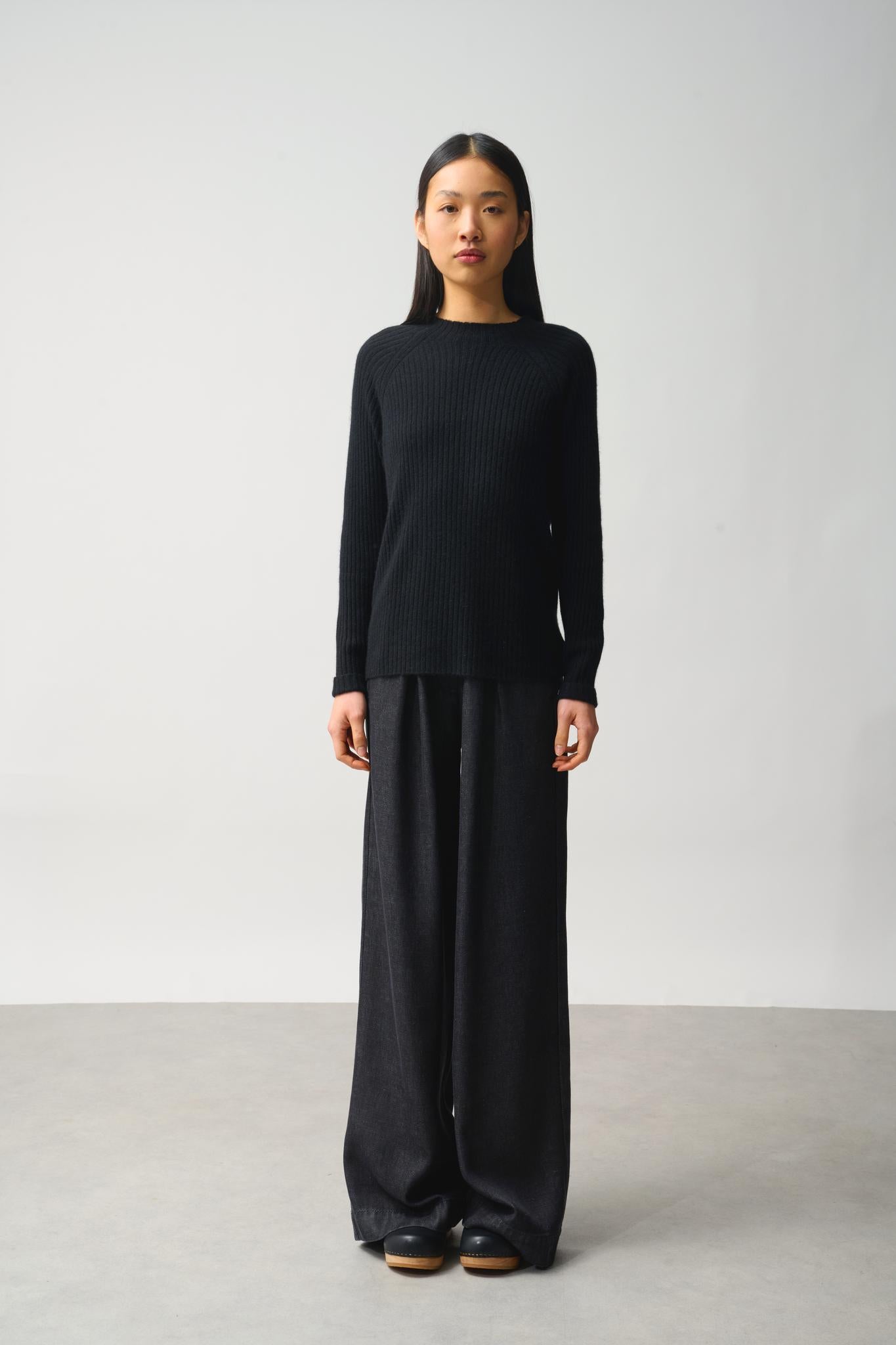 ASSIA pull col montant boutons poignets noir 100% cachemire