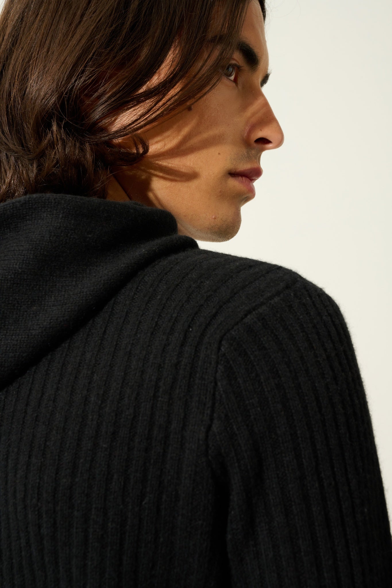 BENDT 4-fädiger schwarzer Kapuzenpullover aus 100 % Kaschmir