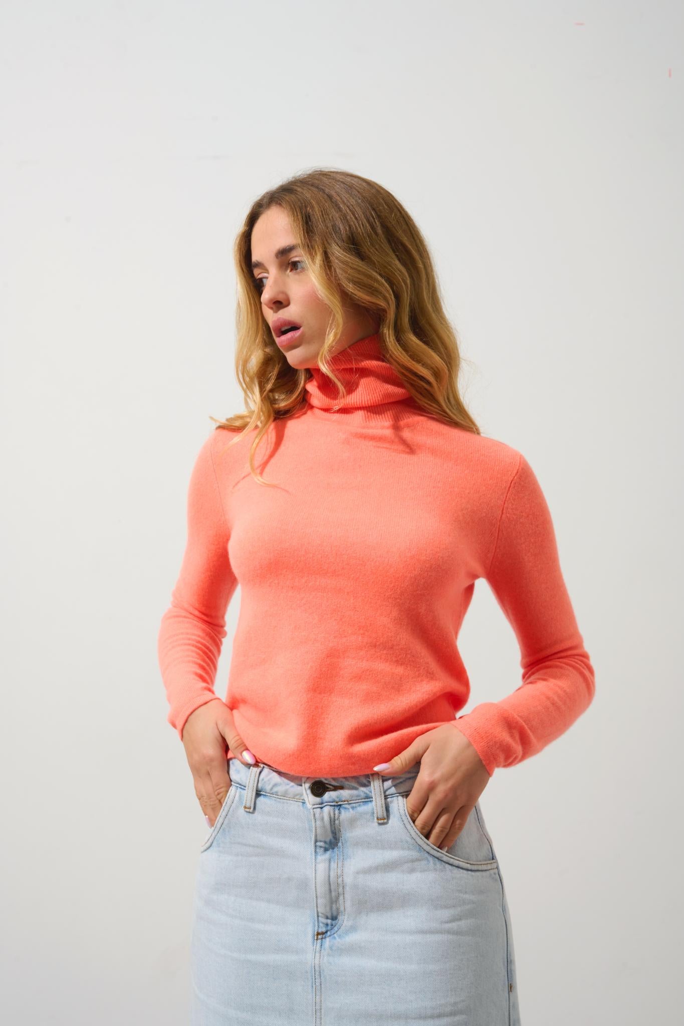 BISE Rollkragenpullover in fluoreszierendem Orange aus 100% Kaschmir
