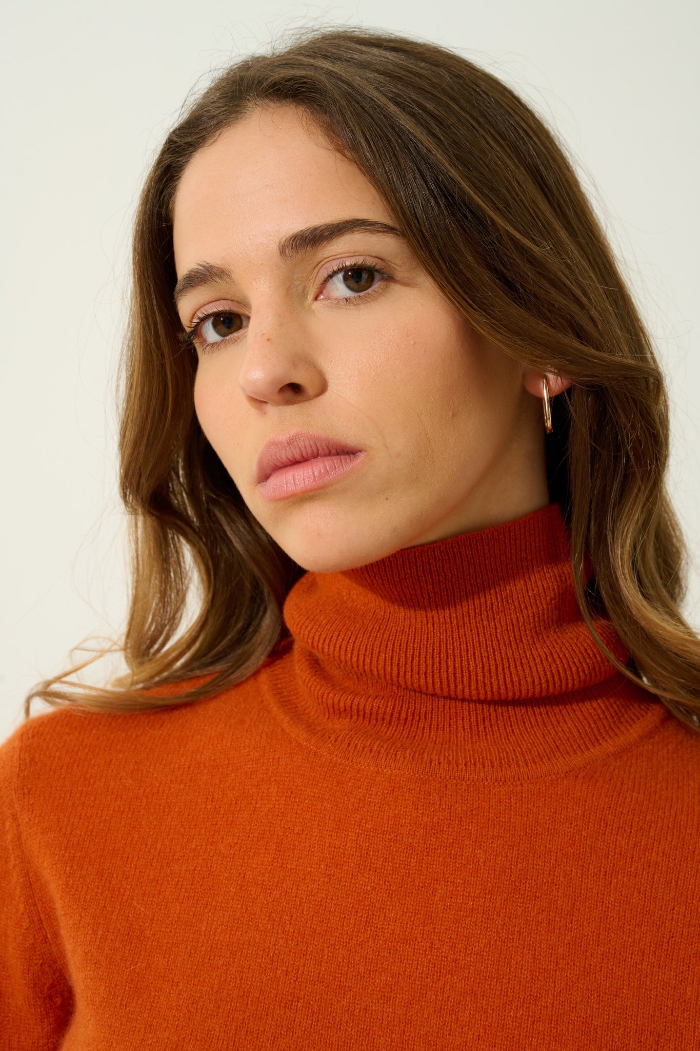 BISE pull col roulé safran 100% cachemire