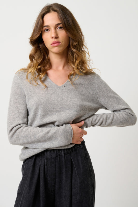 BODMIN wolkenfarbener Pullover mit tunesischem Kragen aus 100 % Kaschmir