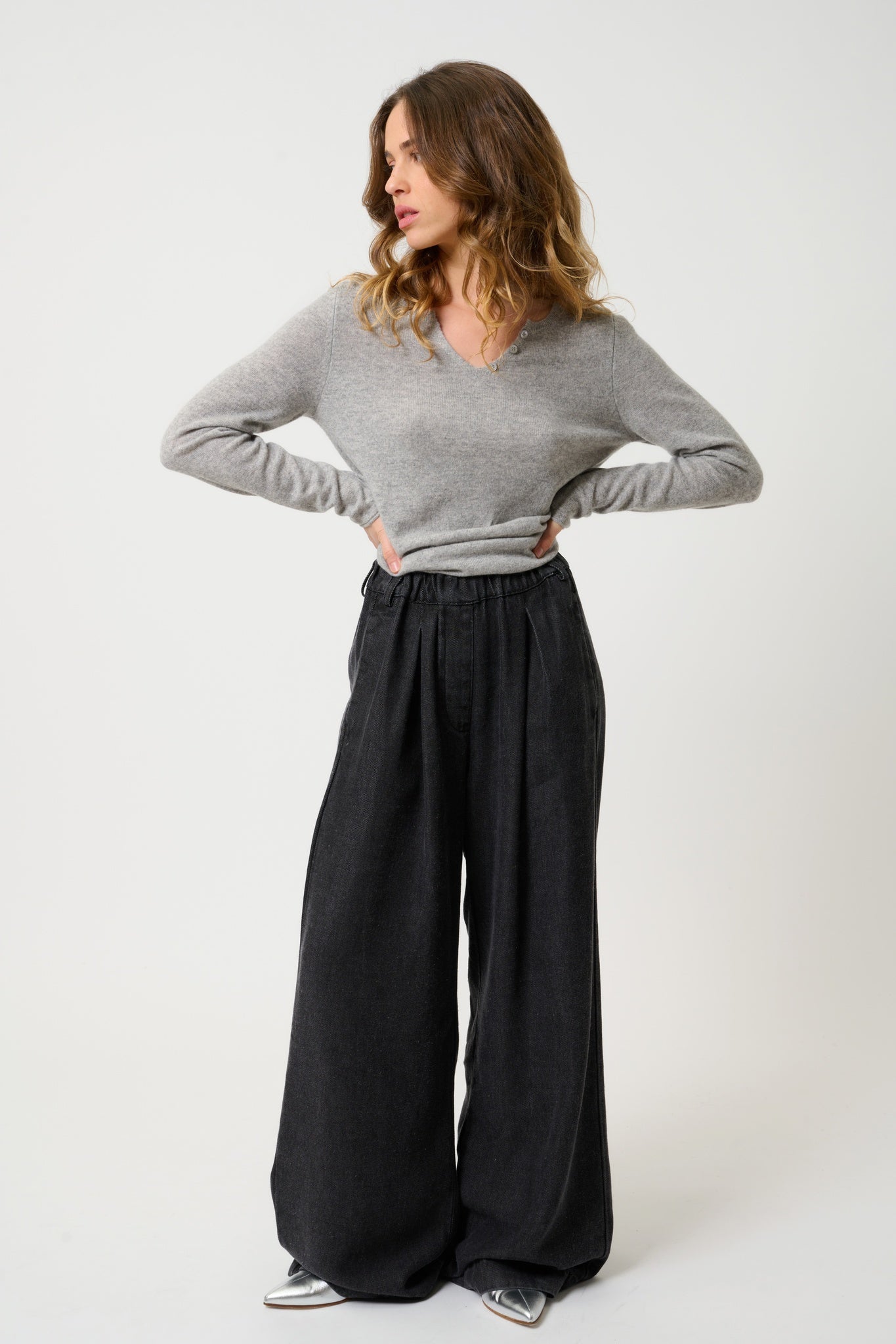 BODMIN wolkenfarbener Pullover mit tunesischem Kragen aus 100 % Kaschmir