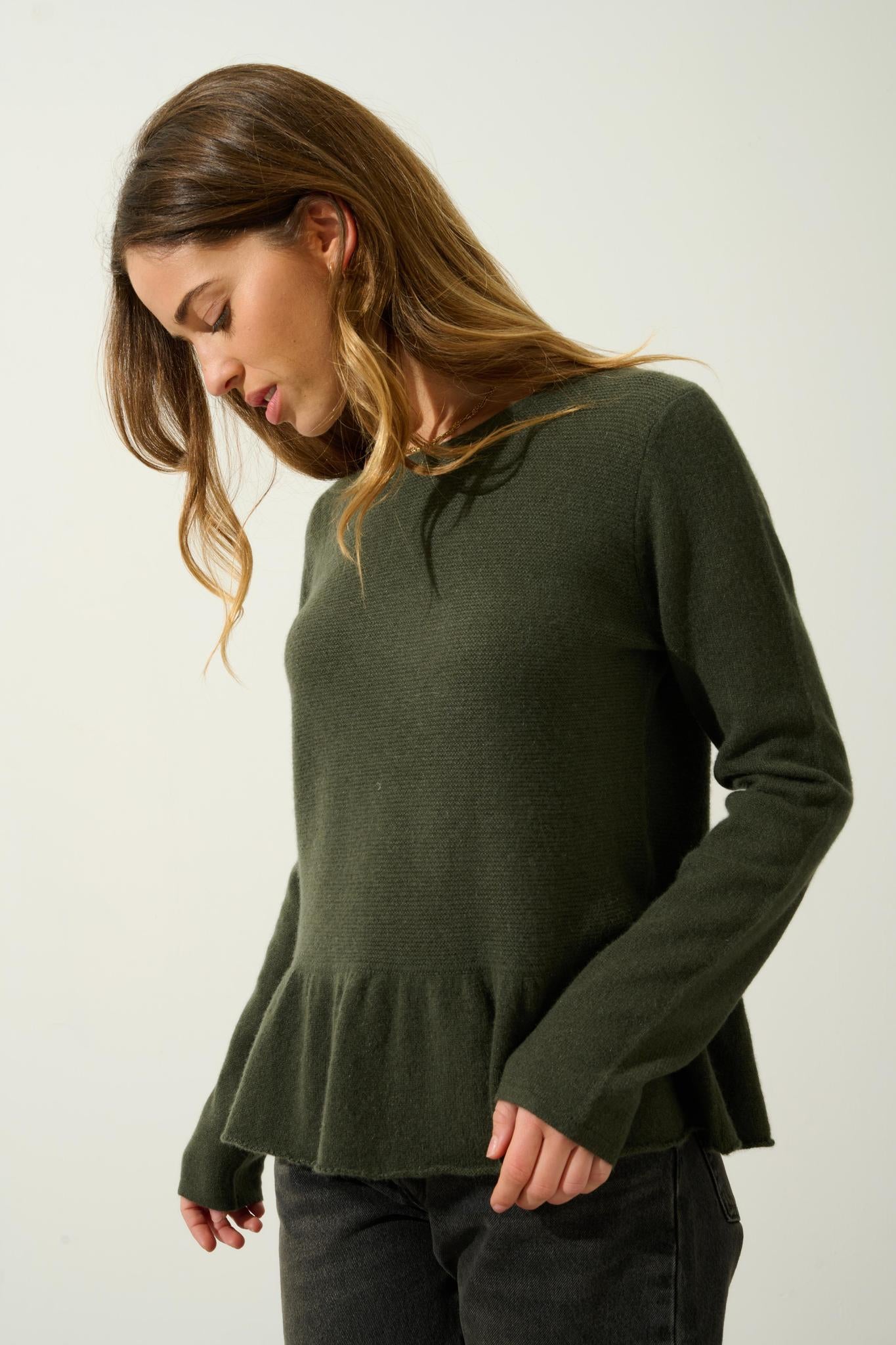 CADAIR khaki round-neck sweater with ruffled bottom 100% cashmere