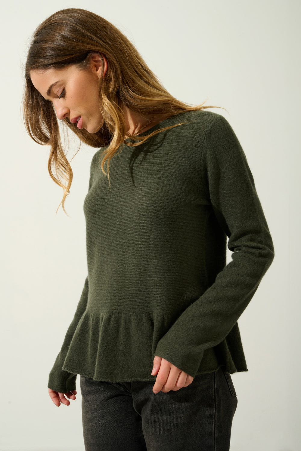 CADAIR Pullover mit Rundhalsausschnitt und Rüschen unten khaki 100% Kaschmir