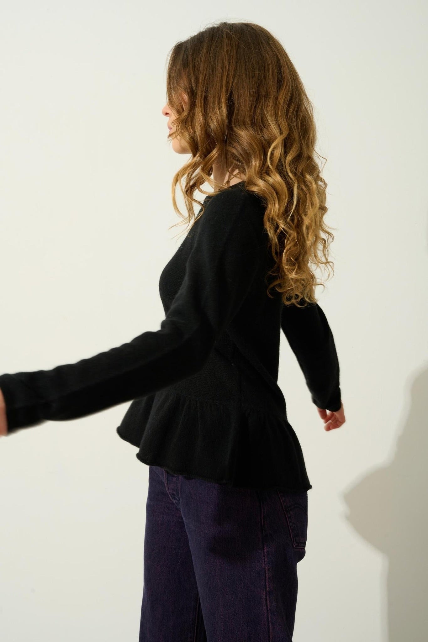 CADAIR pull col rond bas volanté noir 100% cachemire