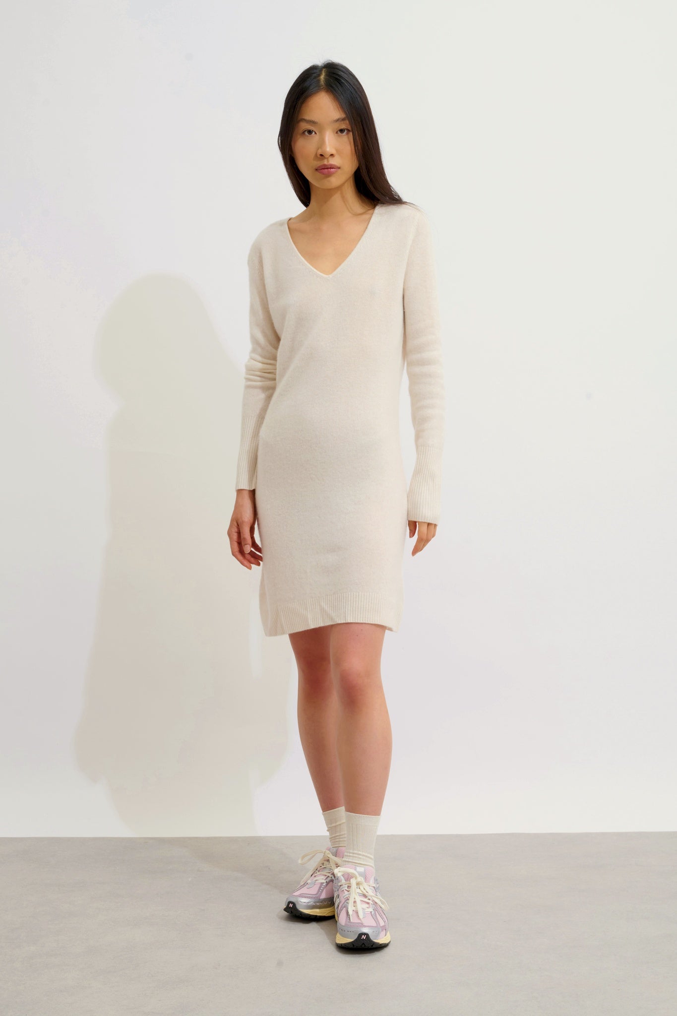 CAPELET Elfenbeinfarbenes Kleid mit V-Ausschnitt, 100 % Kaschmir