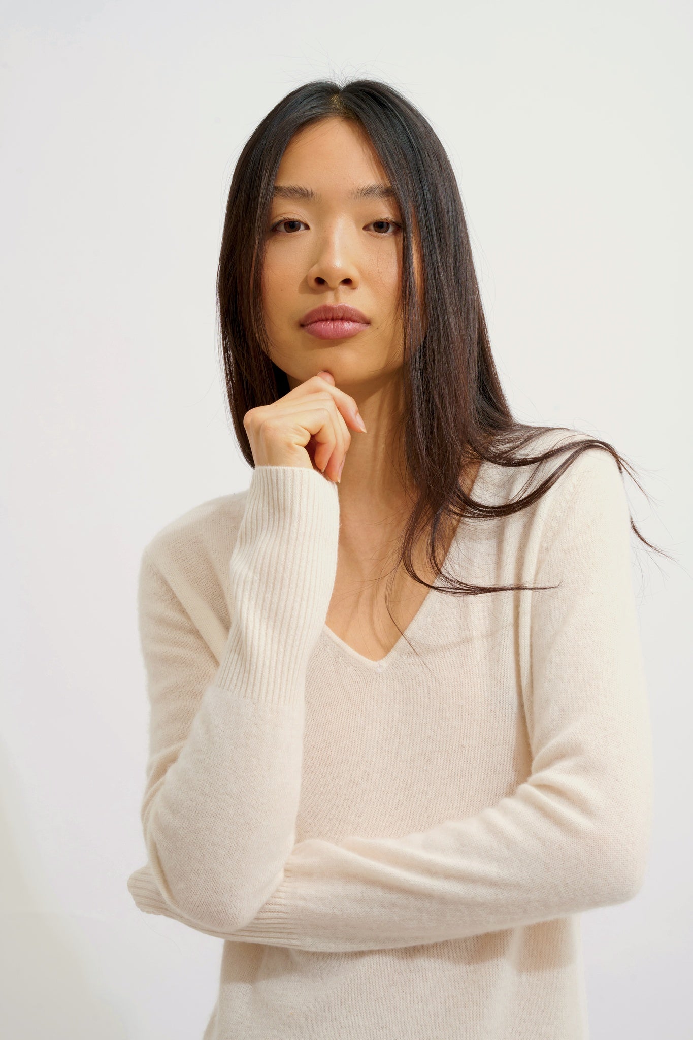 CAPELET Elfenbeinfarbenes Kleid mit V-Ausschnitt, 100 % Kaschmir