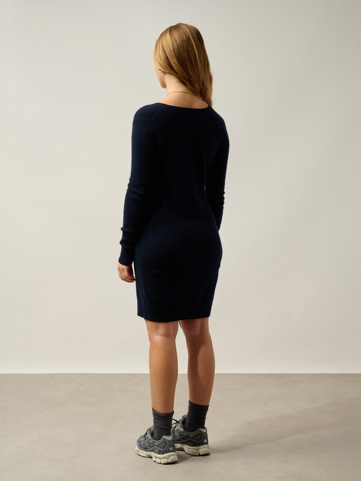 CAPELET marineblaues Kleid mit V-Ausschnitt, 100 % Kaschmir