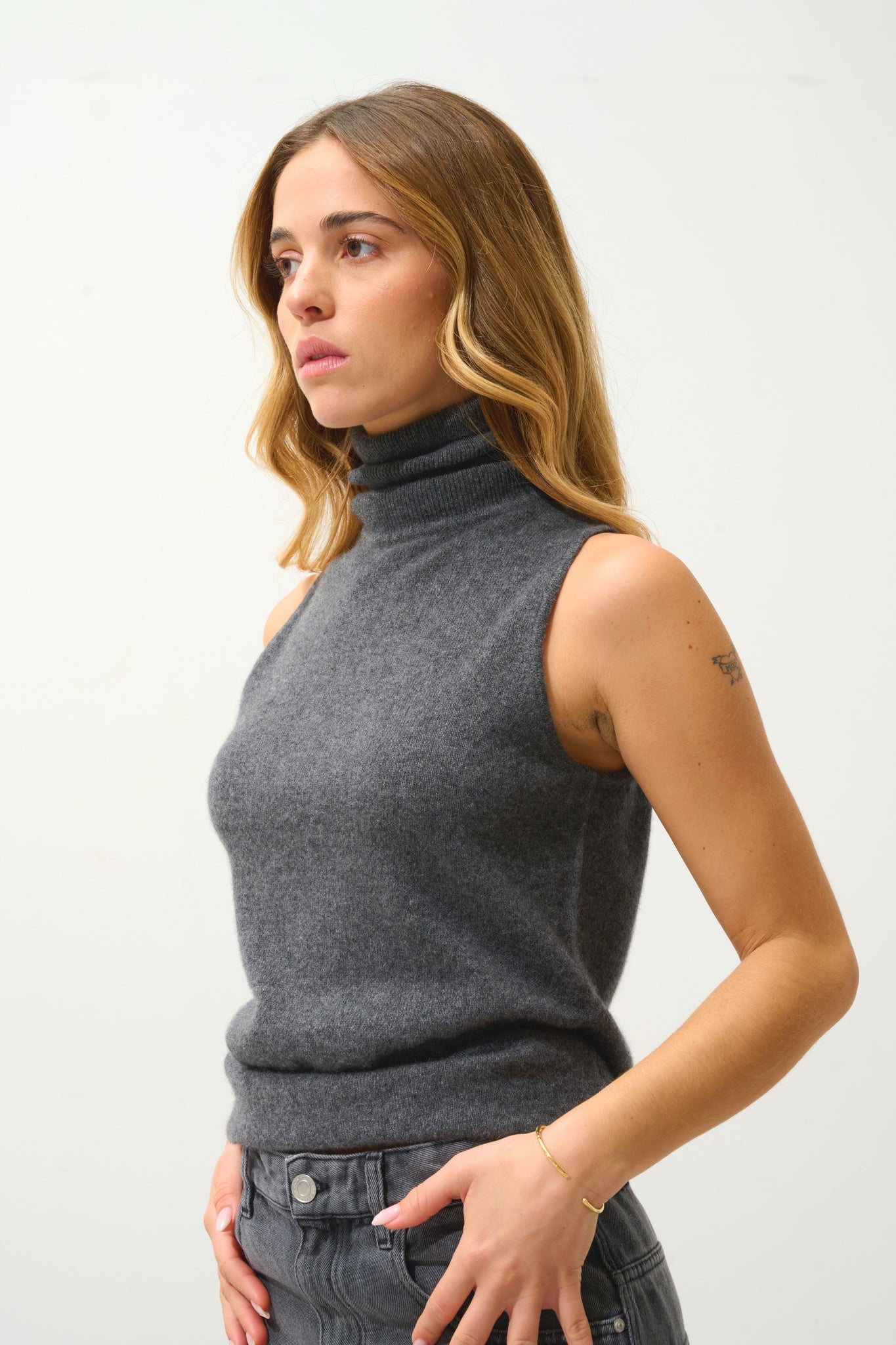 CAPUCIN pull col roulé sans manches anthracite chiné 100% cachemire