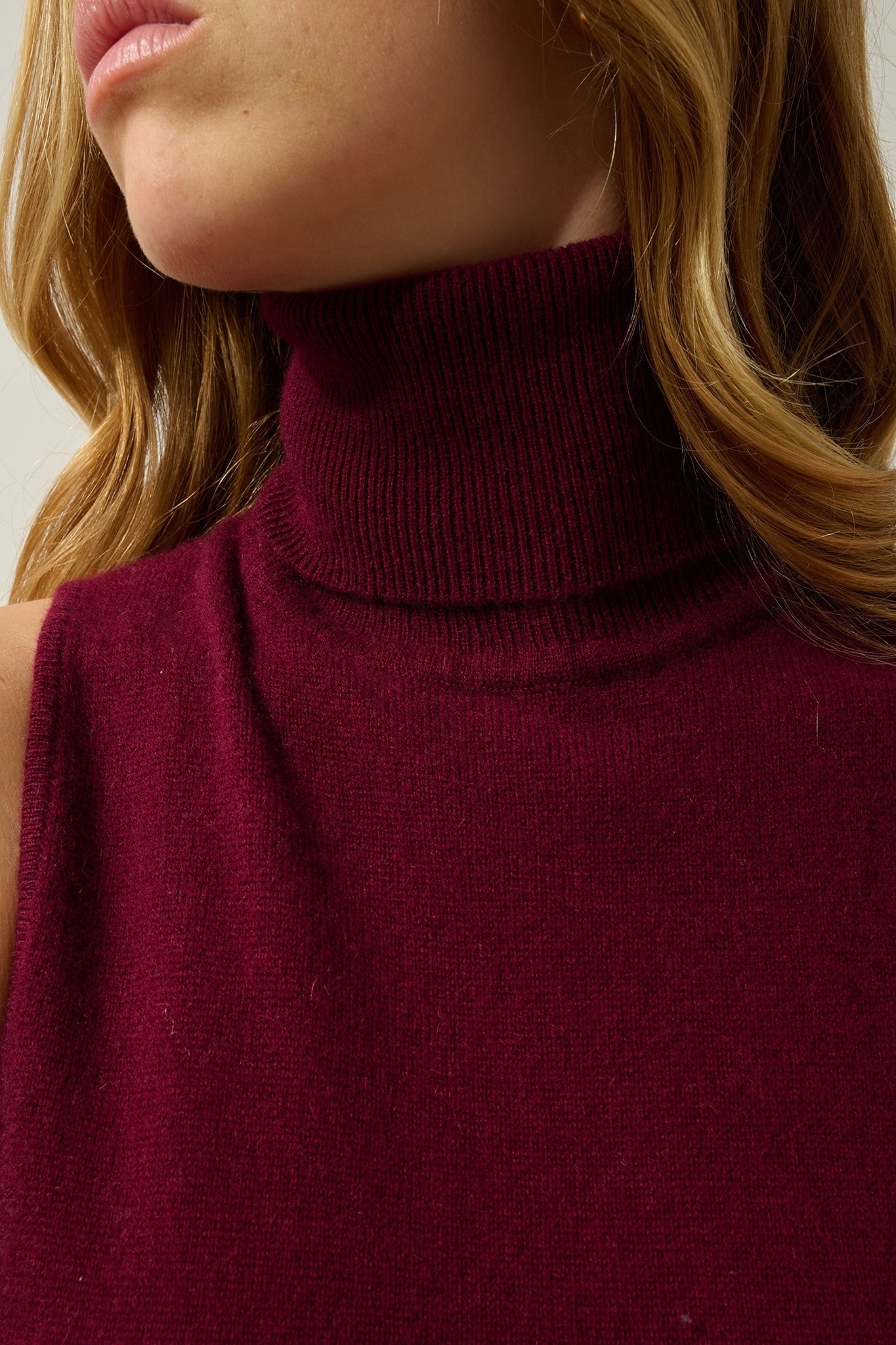 CAPUCIN pull col roulé sans manches bordeaux 100% cachemire