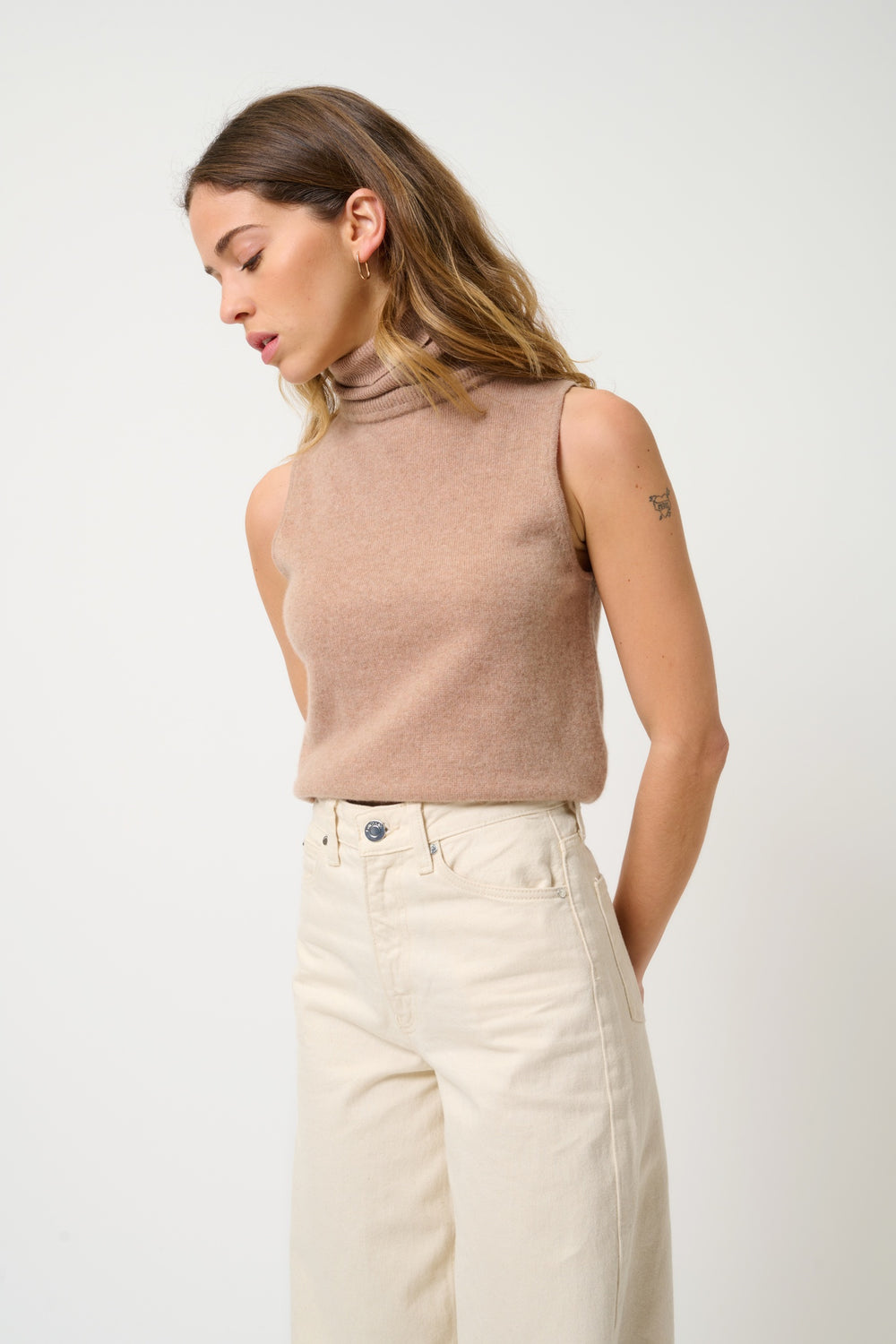 CAPUCIN ärmelloser Rollkragenpullover in meliertem Kamel 100 % Kaschmir