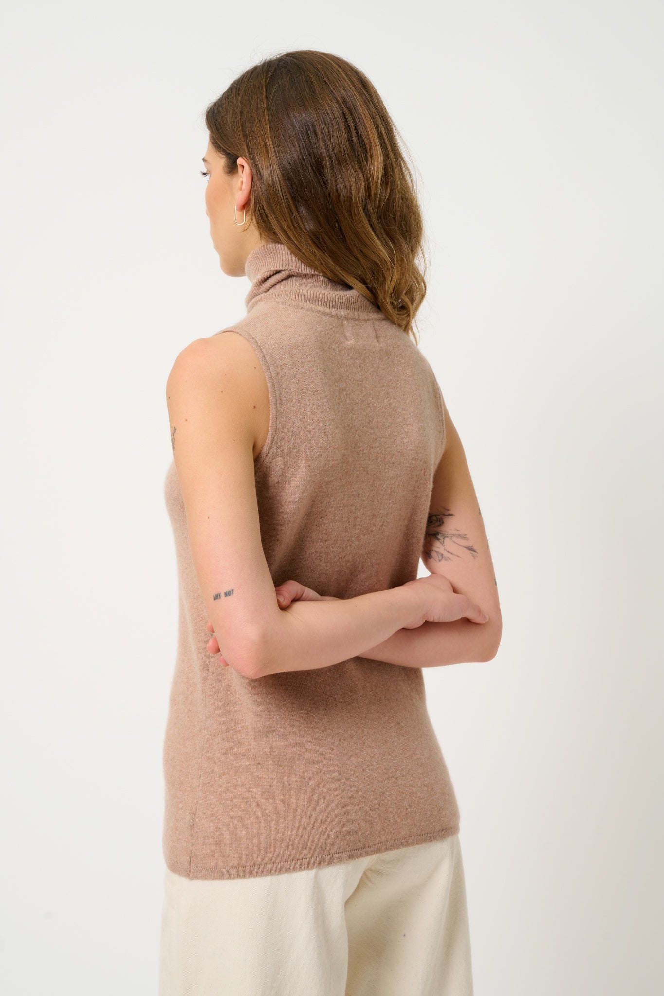 CAPUCIN ärmelloser Rollkragenpullover in meliertem Kamel 100 % Kaschmir