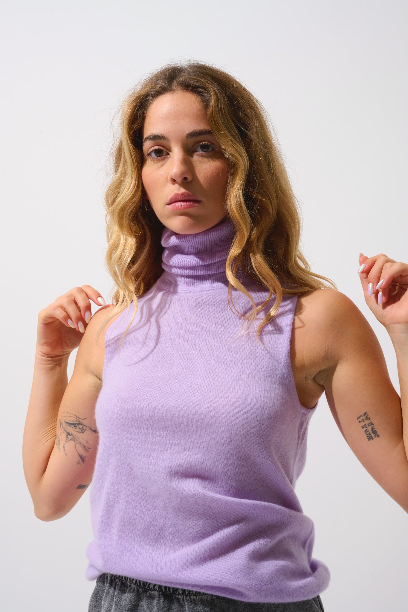 CAPUCIN ärmelloser Rollkragenpullover in mauve aus 100% Kaschmir