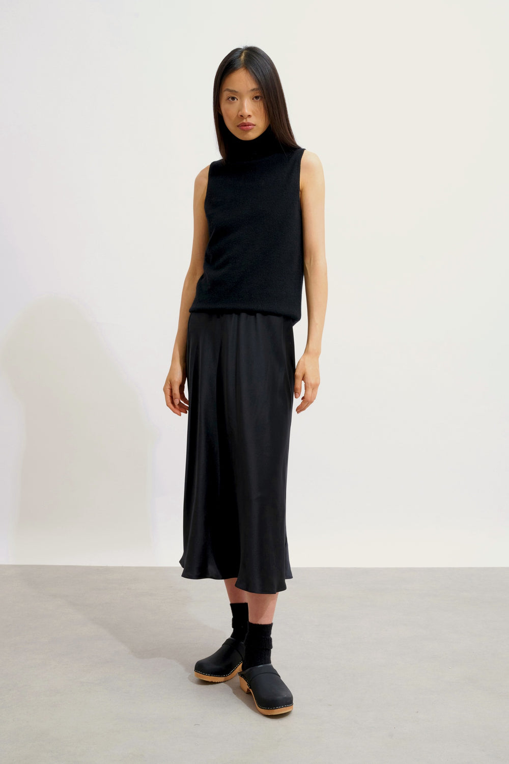 CAPUCIN pull col roulé sans manches noir 100% cachemire