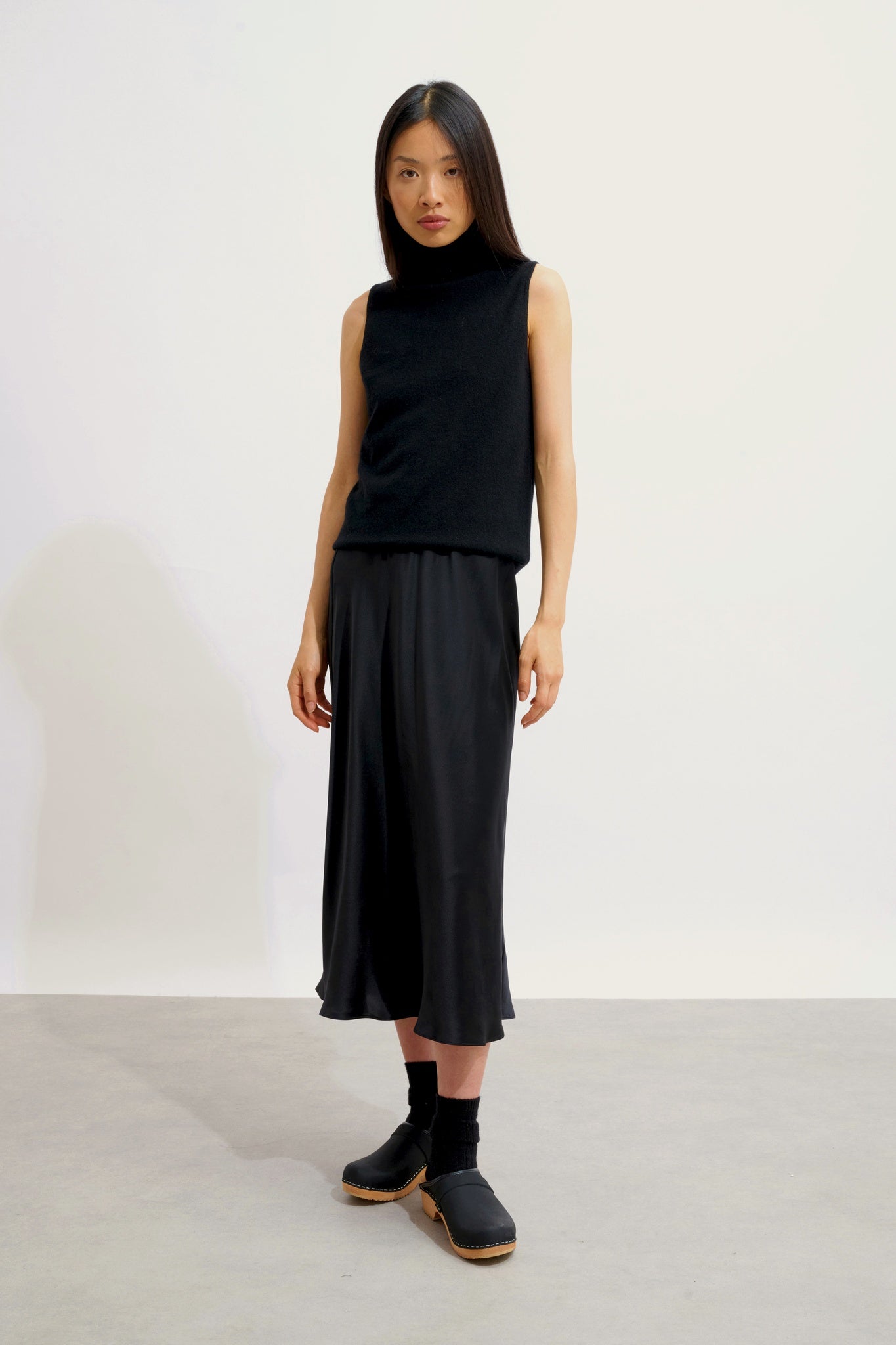 CAPUCIN pull col roulé sans manches noir 100% cachemire