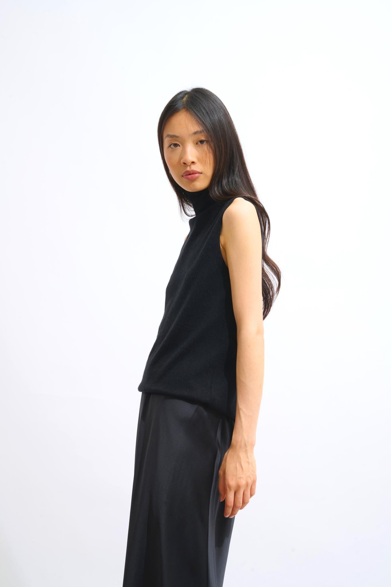 CAPUCIN ärmelloser Rollkragenpullover schwarz 100% Kaschmir