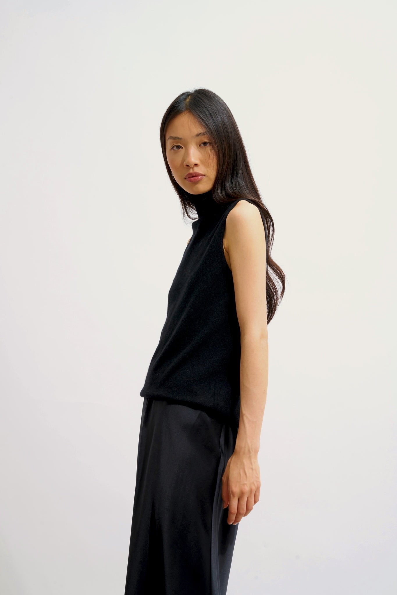 CAPUCIN ärmelloser Rollkragenpullover schwarz 100% Kaschmir