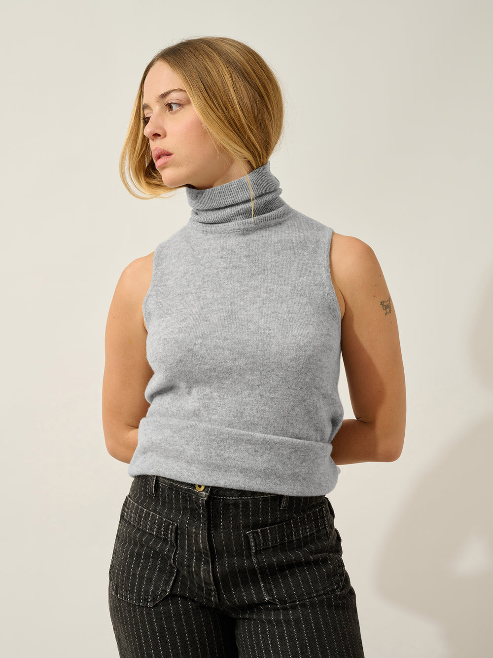 CAPUCIN pull col roulé sans manches nuage chiné 100% cachemire