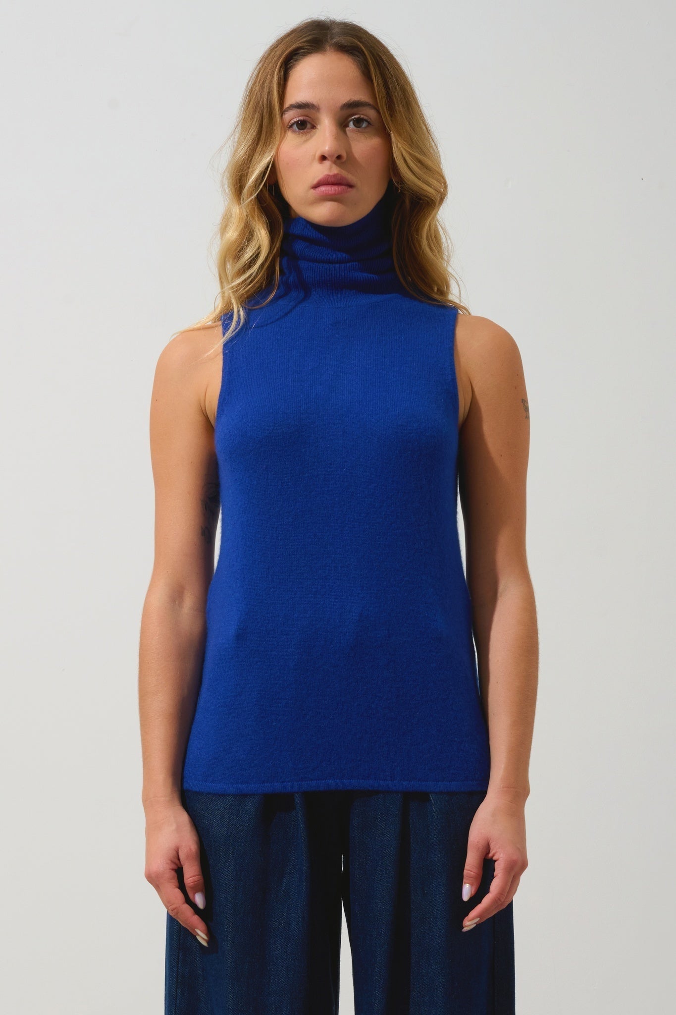 CAPUCIN pull col roulé sans manches outremer 100% cachemire