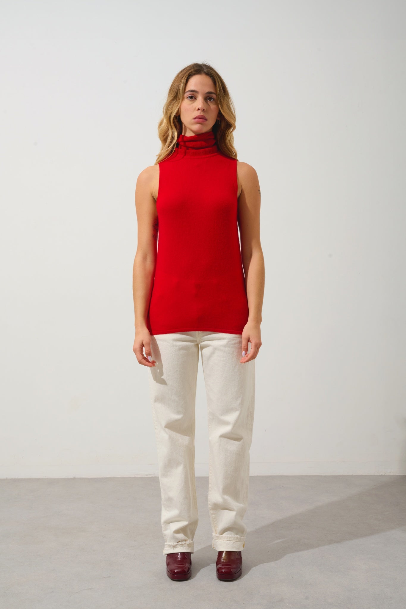 CAPUCIN pull col roulé sans manches rouge 100% cachemire