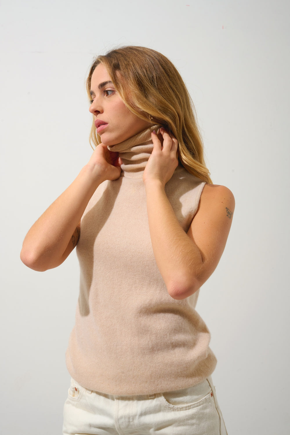 CAPUCIN sleeveless turtleneck sweater sand 100% cashmere