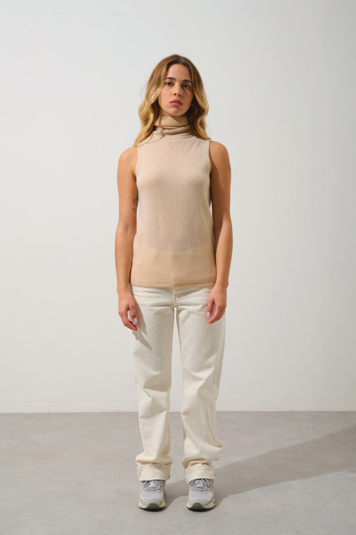 CAPUCIN sleeveless turtleneck sweater sand 100% cashmere