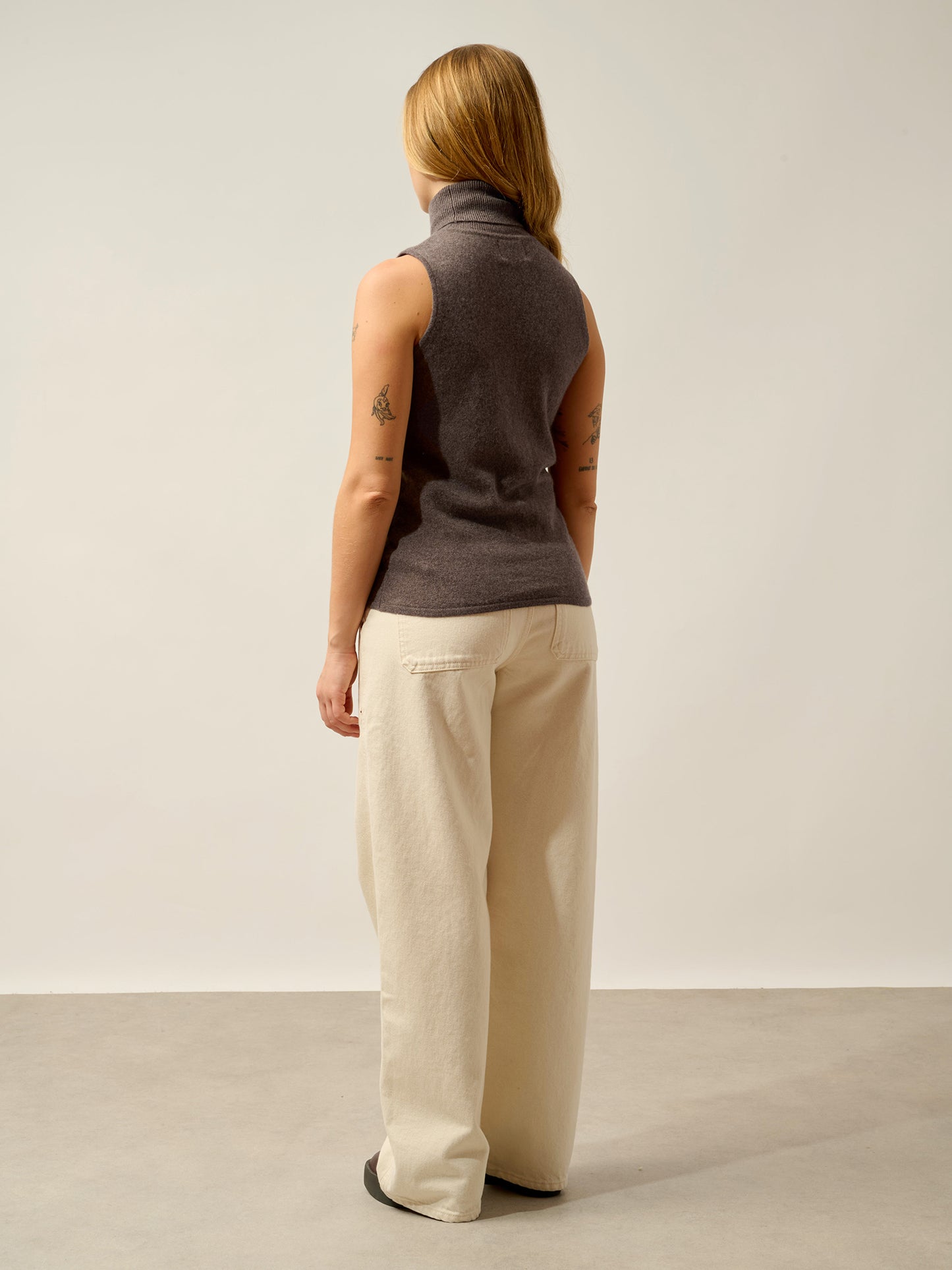 CAPUCIN sleeveless turtleneck sweater in heathered taupe, 100% cashmere