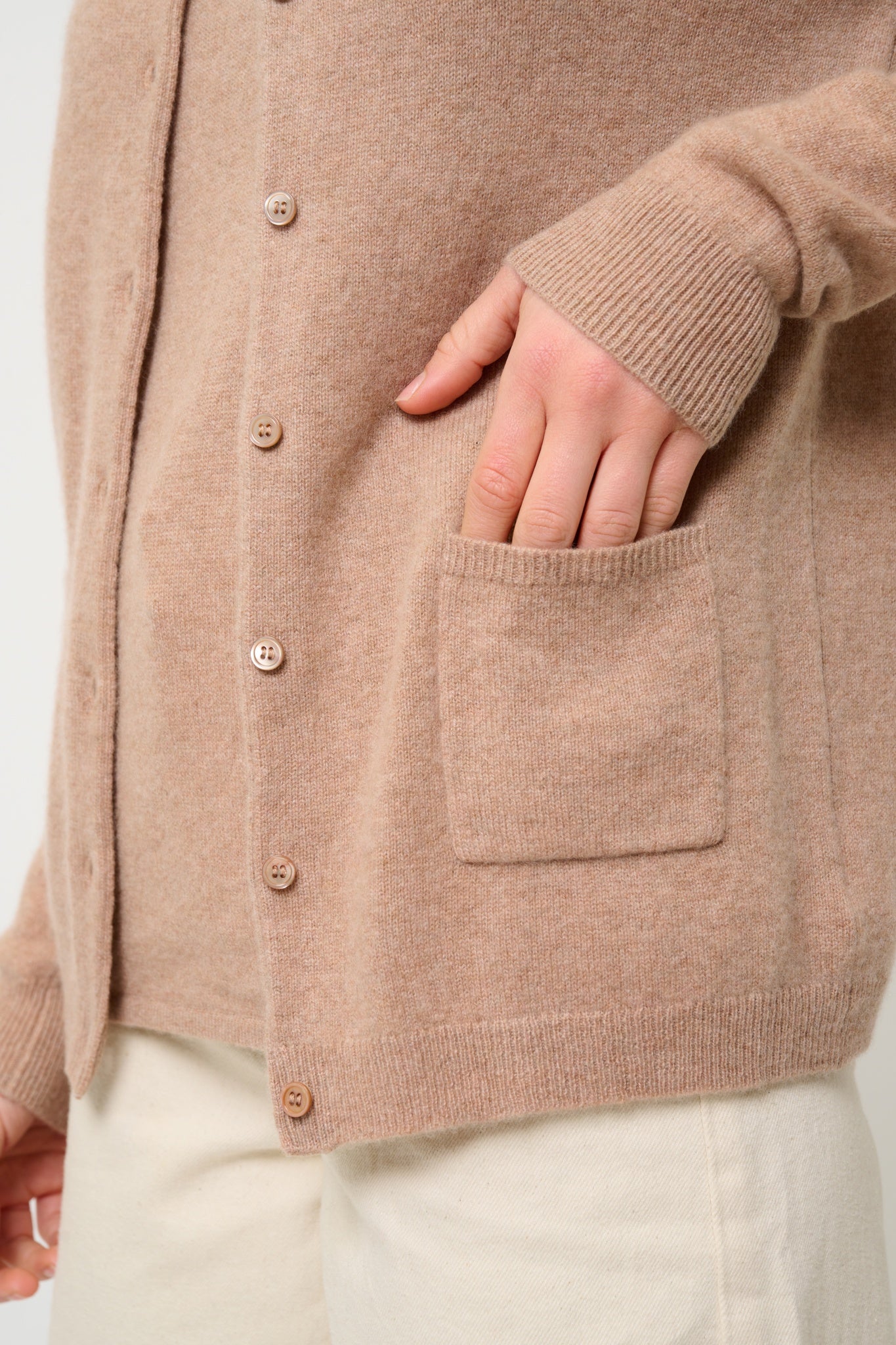 CARON Kamelmelierter Rundhals-Cardigan 100% Kaschmir