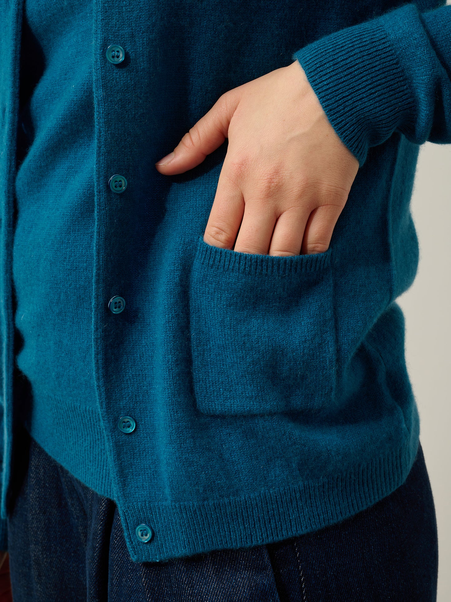 CARON Strickjacke mit Rundhalsausschnitt Pfau 100% Kaschmir